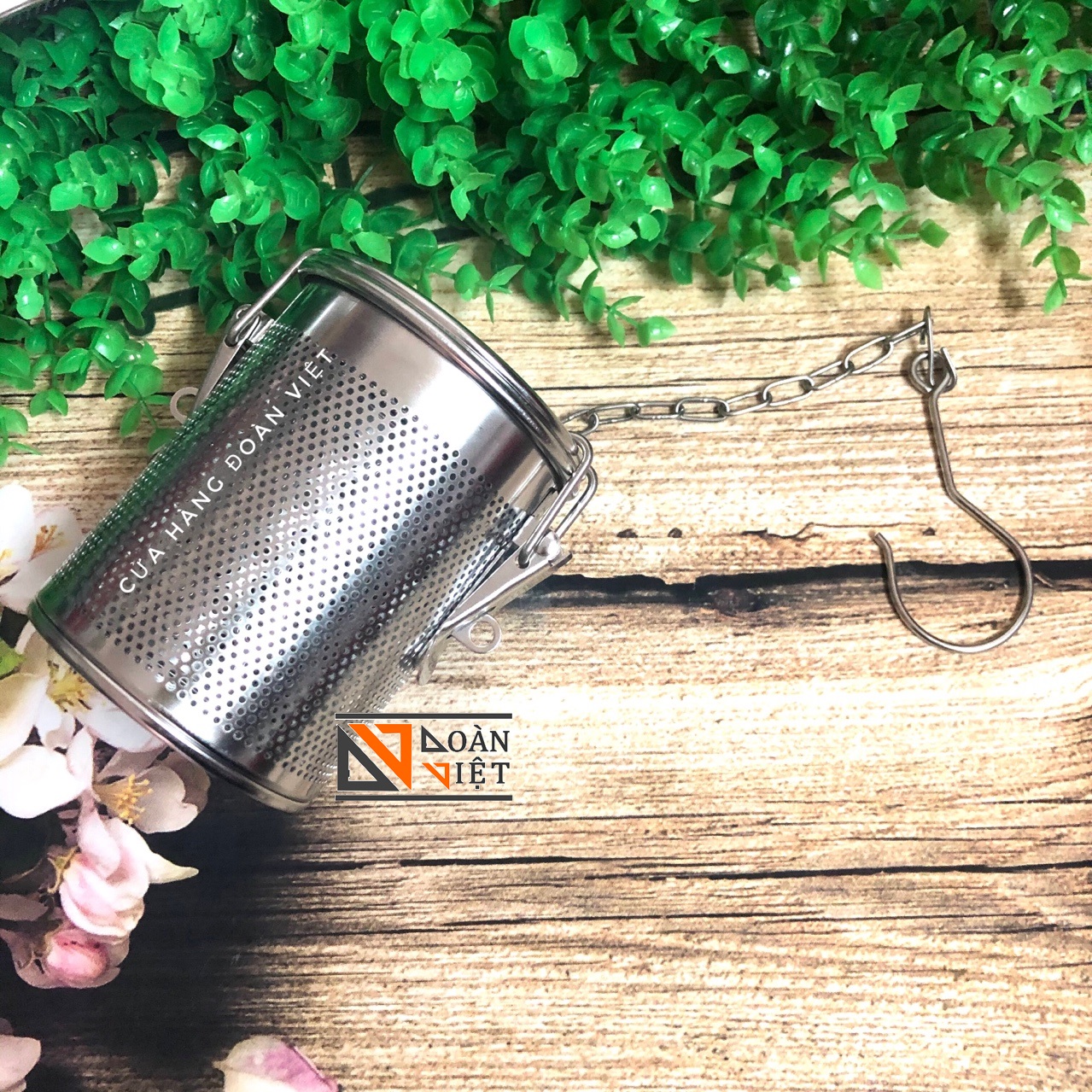 Dụng Cụ Lọc Trà, Lọc Gia Vị INOX Cao Cấp, có móc treo tiện dụng - Size 8cm. Dụng cụ pha chế, chế biến lọc cặn bã xác trà, gia vị thực phẩm NHANH HIỆU QUẢ. Phù hợp cho Nhà hàng Bar, quán ăn, quán nước ĐẲNG CẤP