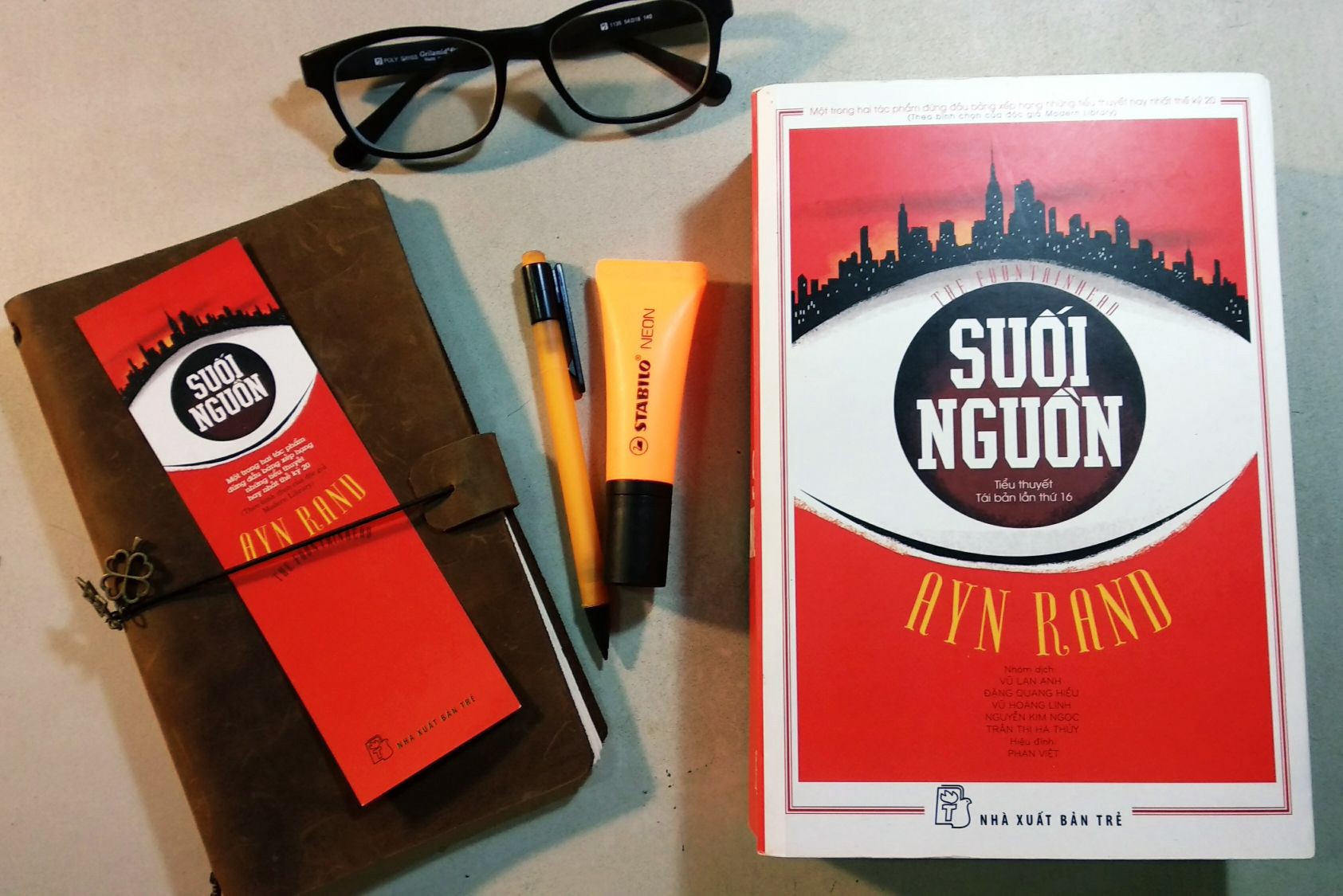 Hình ảnh Sách Văn Học:  Suối Nguồn (The Fountainhead) - 2019 - (Tác Phẩm Đứng Đầu Bảng Xếp Hạng Những Tiểu Thuyết Hay Nhất Thế Kỉ XX / Tiểu Thuyết Kinh Điển) - Tặng Kèm Postcard Greenlife