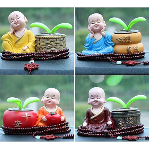 Tiểu hòa thượng và cây lắc lư để trên ô tô