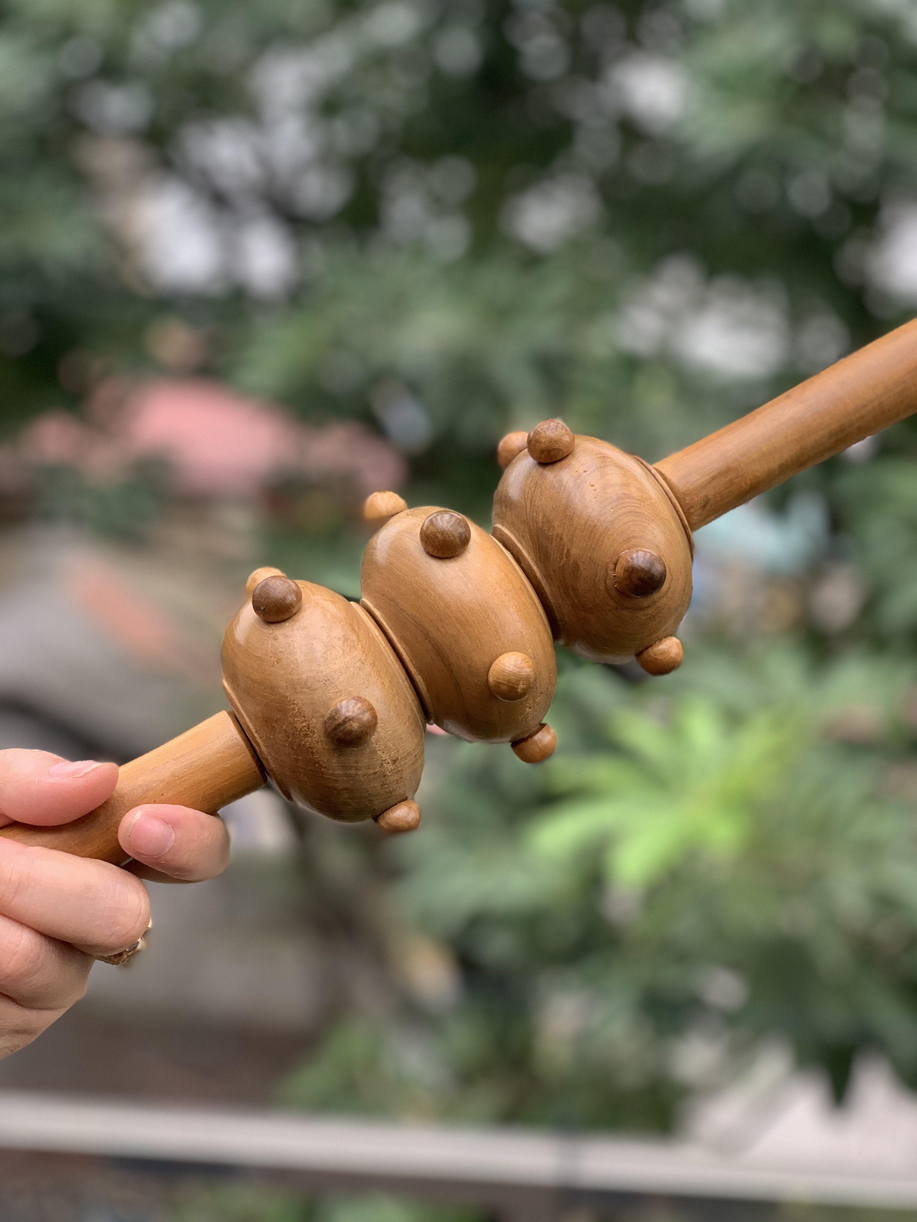 Cây lăn Massage toàn thân 3 bánh bi gai bằng gỗ Bách Xanh thơm chăm sóc sức khỏe - giảm căng thẳng mệt mỏi