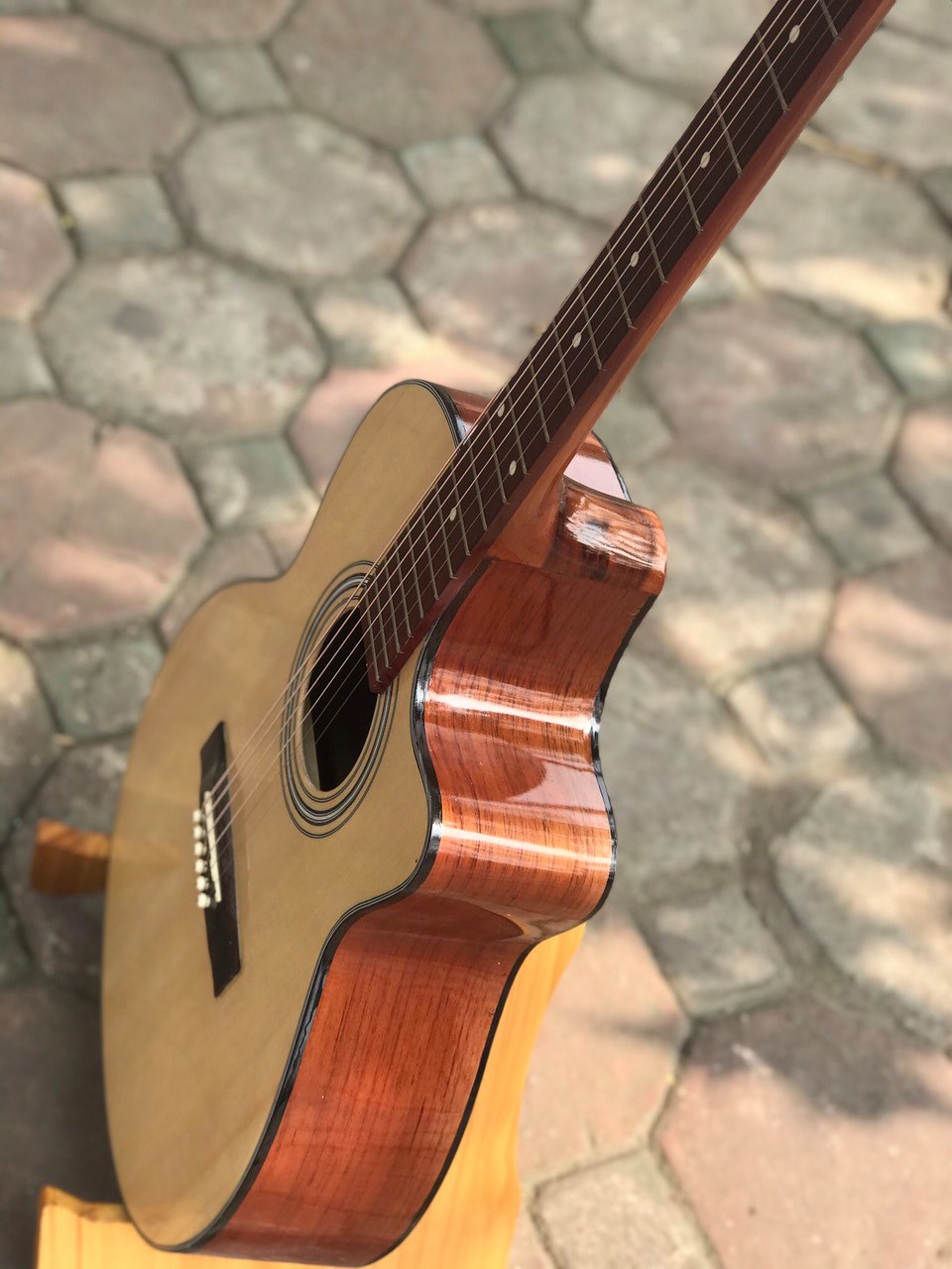 Guitar Acoustic Khuyết SAG04C - Âm vang, trong - Bấm không đau tay