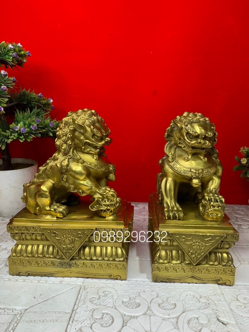 Tượng Nghê ngồi trên bệ bằng đồng vàng cỡ lớn