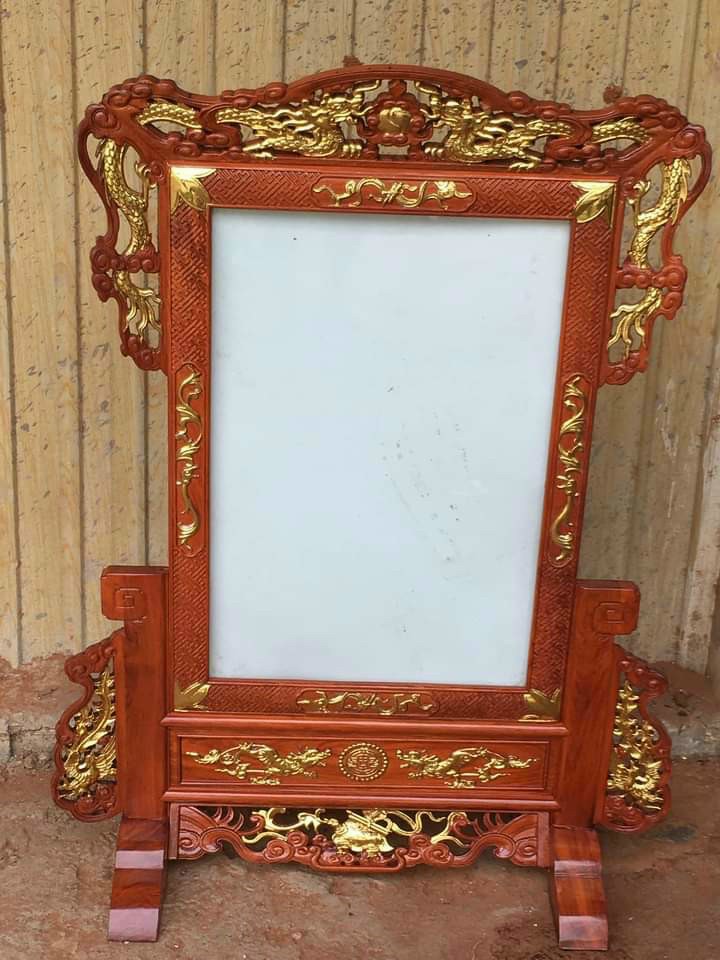 Khung ảnh thờ cúng bằng gỗ gõ đỏ và được dát vàng kt lồng ảnh 21×31cm