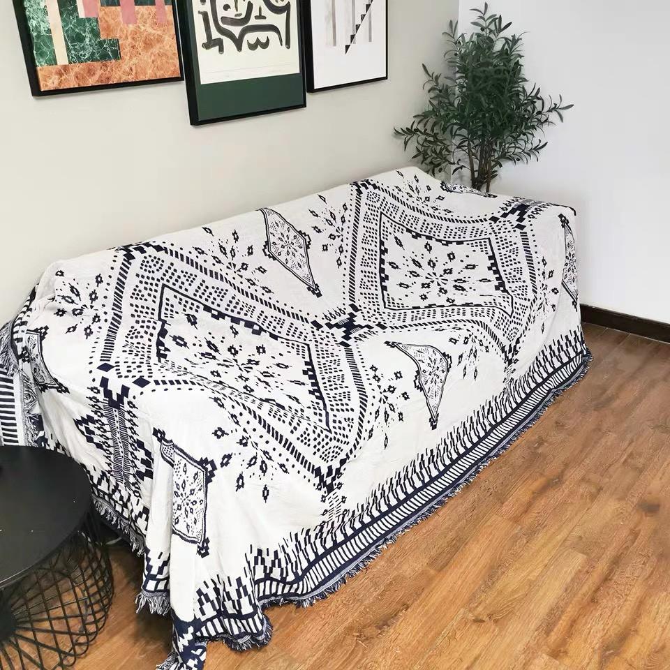 Thảm trắng đen loại mới trải sàn ghế sofa, lót giường, trải bàn homstay kích thước 90x90cm