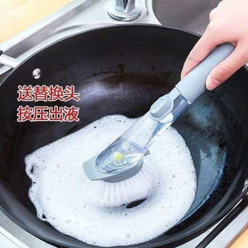 Cọ rửa chén bát, xong kèm bình đựng dầu