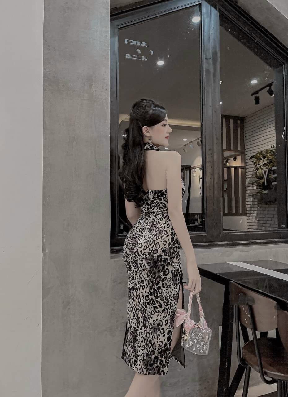 Đầm cổ tàu đính mút xẻ tà