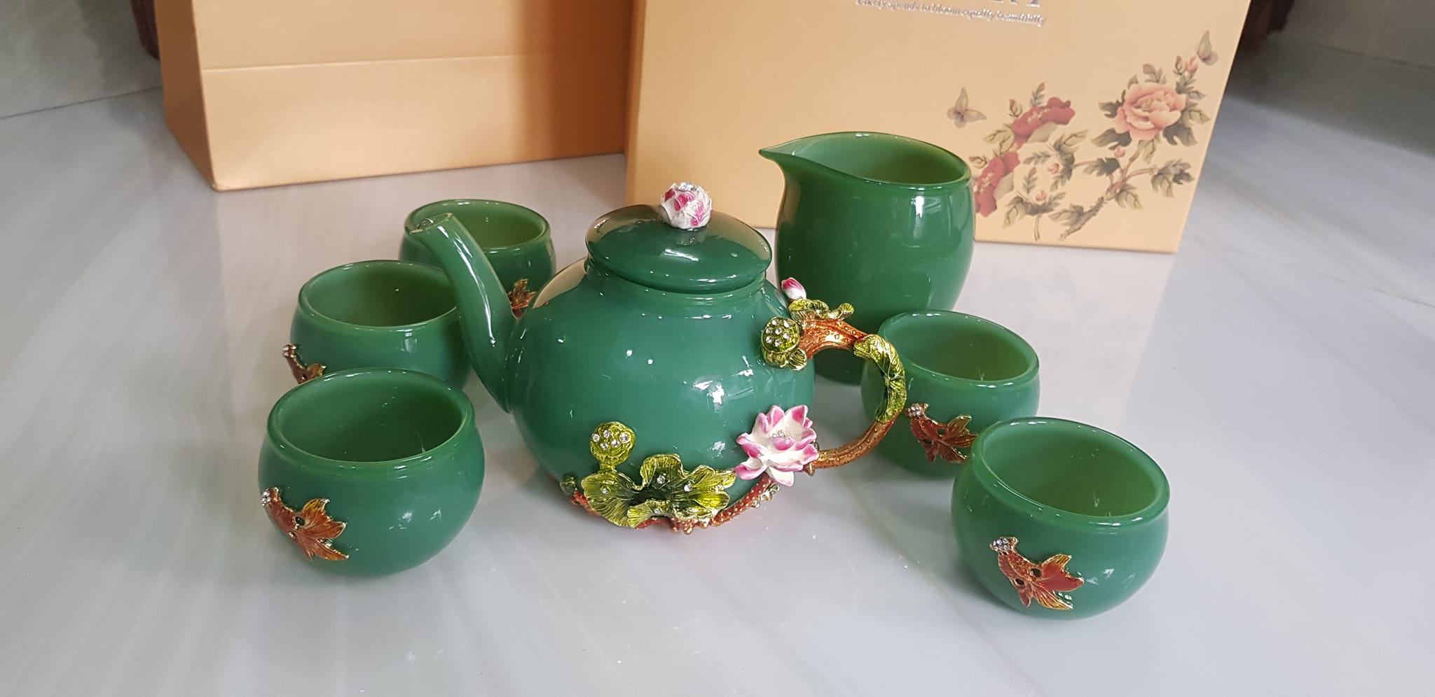 Bộ Bình Trà Chạm hoa kiểu rất đẹp đá mã não xanh ngọc tươi đậm đẹp anh chị để phòng khách, công ty, quà biếu tặng Sếp tặng tặng tân gia người thân ý nghĩa ạ