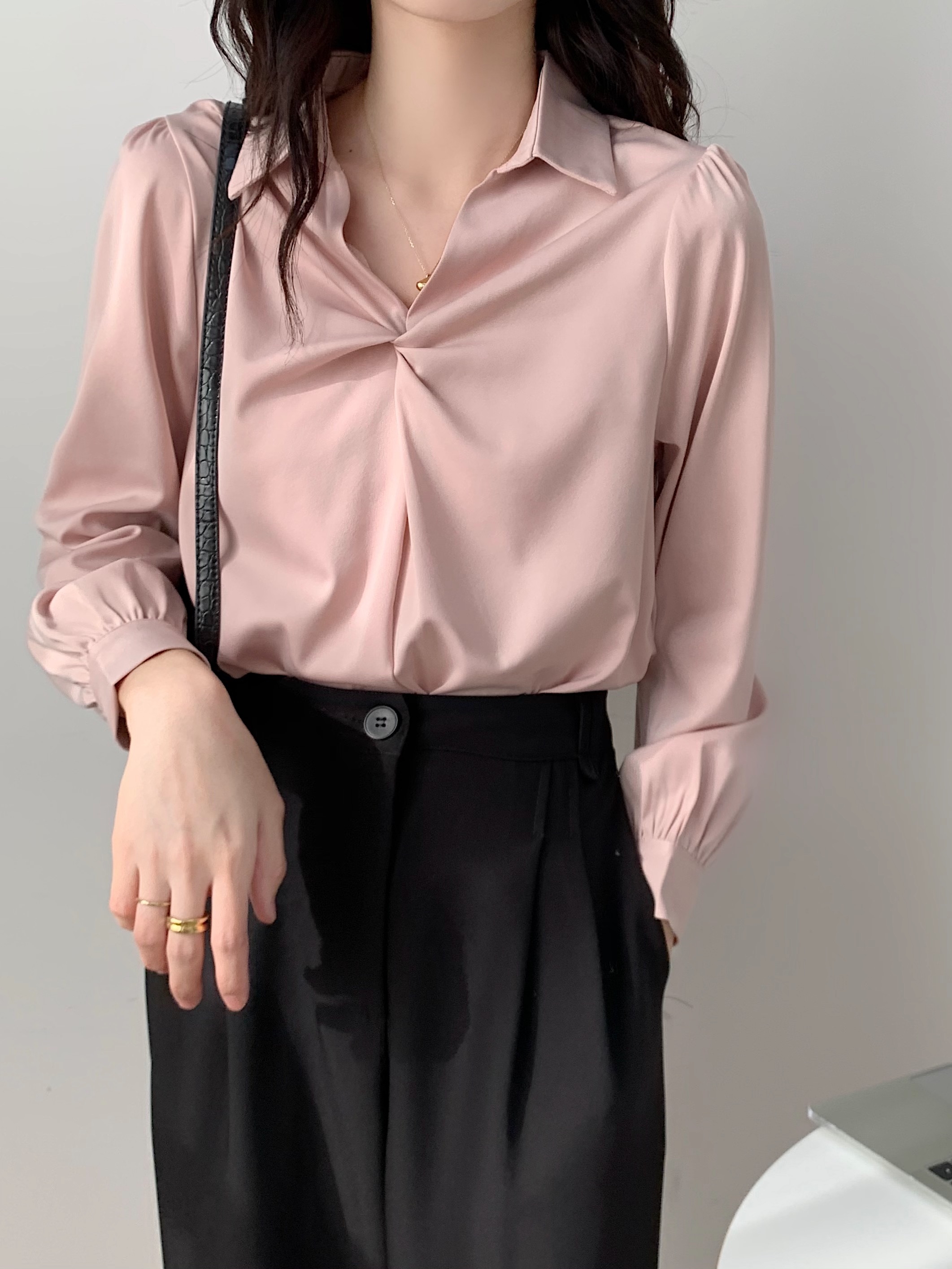 Áo Sơ Mi Nữ Công Sở Thời Trang Cao Cấp chất lụa satin dày dặn,mịn đẹp,ko co giãn. Màu sắc trung tính nhẹ nhàng,dễ dàng phối trang phục,ko lo kén màu da. Áo thích hợp cho chị em đi làm công sở,đi chơi,đi tiệc(tùy theo kết hợp pk) nhé