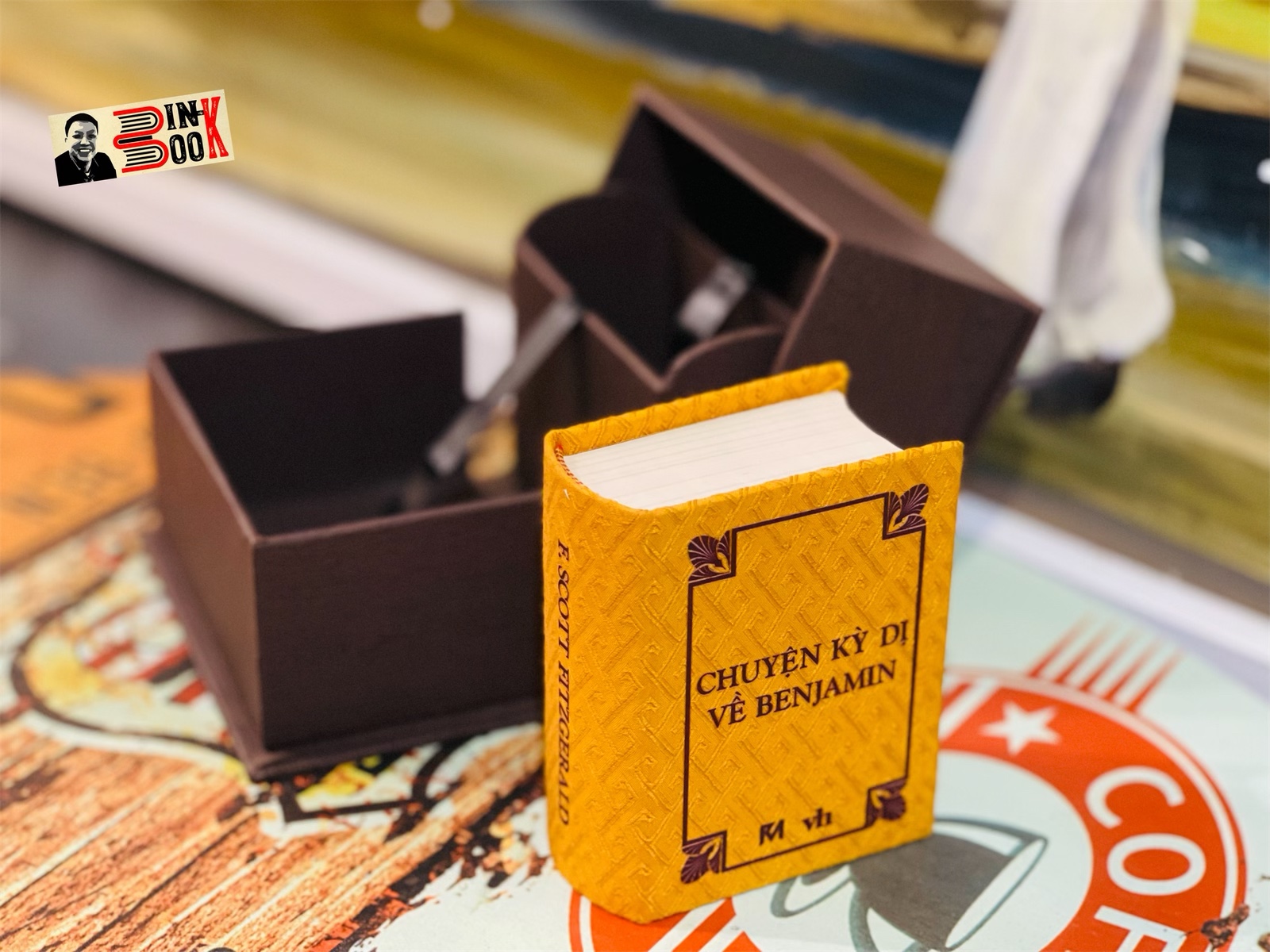 (Bản vi quyền in 100 cuốn bản kèm hộp meca cứng trong 3 mặt và bộ 3 postcard màu) CHUYỆN KỲ DỊ VỀ BENJAMIN – F. Scott Fitzgerald – Nguyễn Việt Hải dịch - Phúc Minh Books