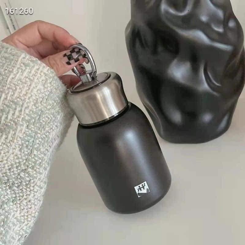 Bình giữ nhiệt mini 300ml đựng trà, cafe, đồ uống mang đi học, đi làm, đi tập thể thao,.... có quai xách, thiết kế nhỏ gọn, đẹp mang tính thẩm mỹ cao cho người dùng