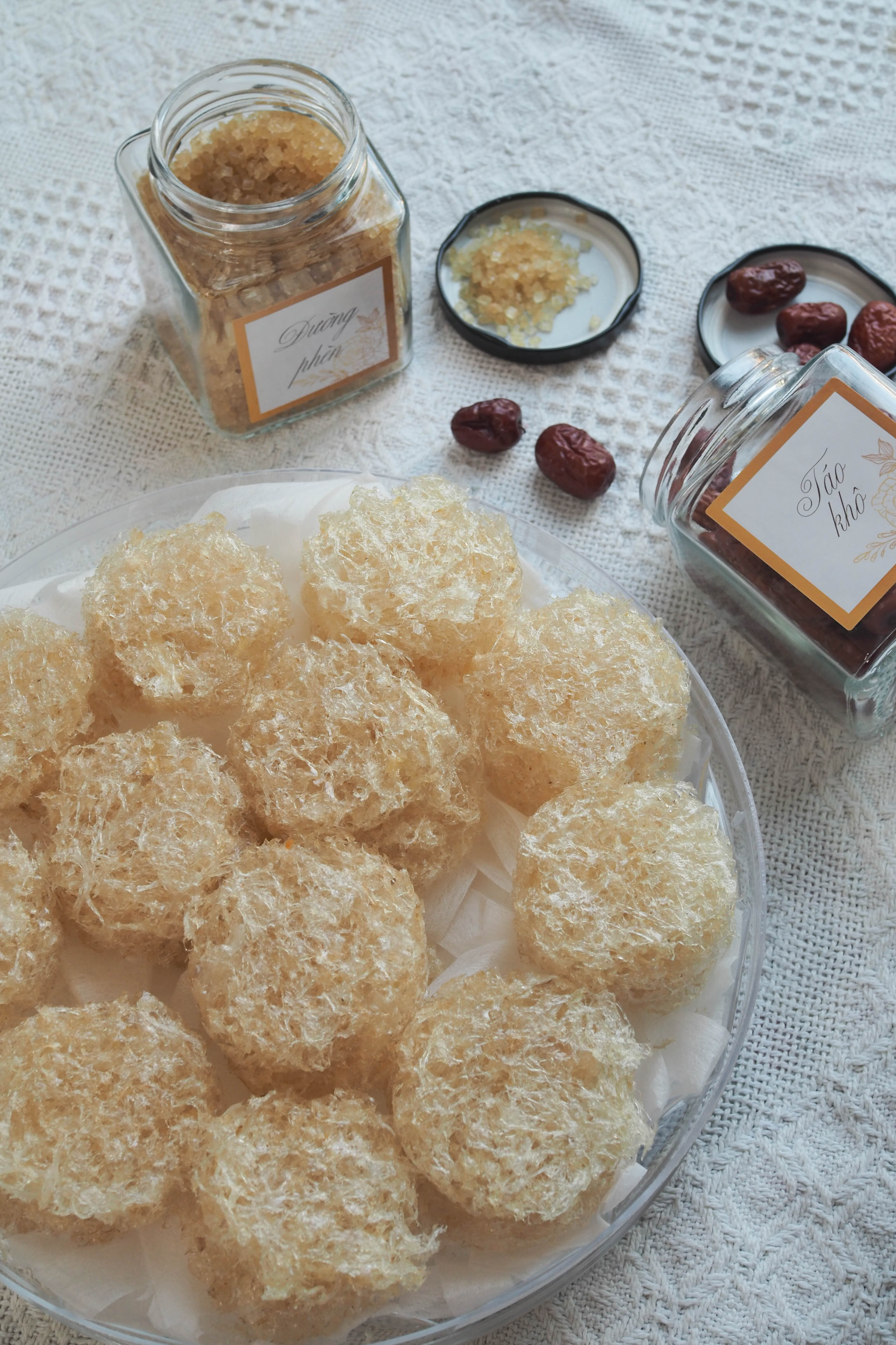 Yến Sào Tinh Chế Vụn Tròn Đại Cát Quang Yến là những tổ yến gãy sẽ được làm sạch, đóng khuôn thành hình và sấy khô để tạo thành 1 tổ yến tinh chế - 100GR