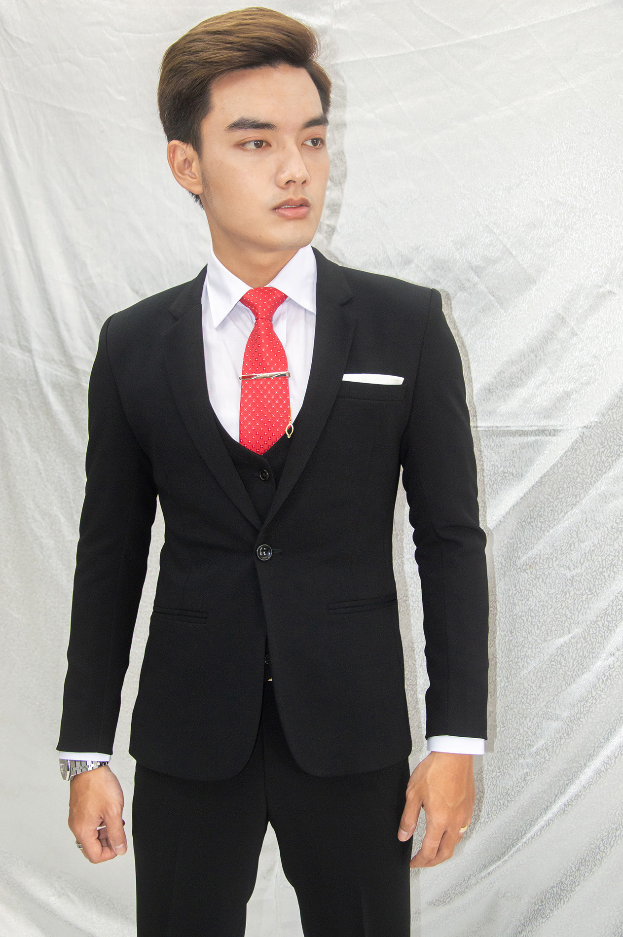 Bộ vest nam 1 nút và gile ôm body màu đen chất liệu co dãn , thoáng mát tặng kèm combo phụ kiện