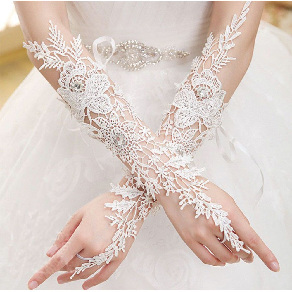 Găng Tay Cô Dâu Ren Đính Đá Cao Cấp, Loại Cỡ Dài, Họa Tiết Hoa Nhẹ Nhàng, Không Che Ngón Tay, Chất Liệu Mềm Mịn, Màu Trắng Thời Trang, Dễ Kết Hợp Với Các KiểuTrang Phục Cưới Hoặc Tham Gia Sự Kiện, Chụp Ảnh, Điểm Nhấn Đẹp Trên Đôi Tay Tạo Phong Cách Tự Tin, Quyến Rũ, Tôn Lên Các Nét Đẹp, Che Đi Khuyết Điểm