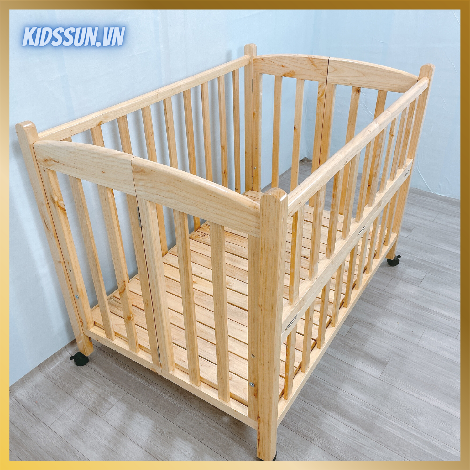 Cũi Gỗ Quế KIDSSUN Cho Tre Em Chất Liệu Gỗ Quế Màu Tự Nhiên Kích Thước 110x70x96cm Tặng Kèm Bánh Xe