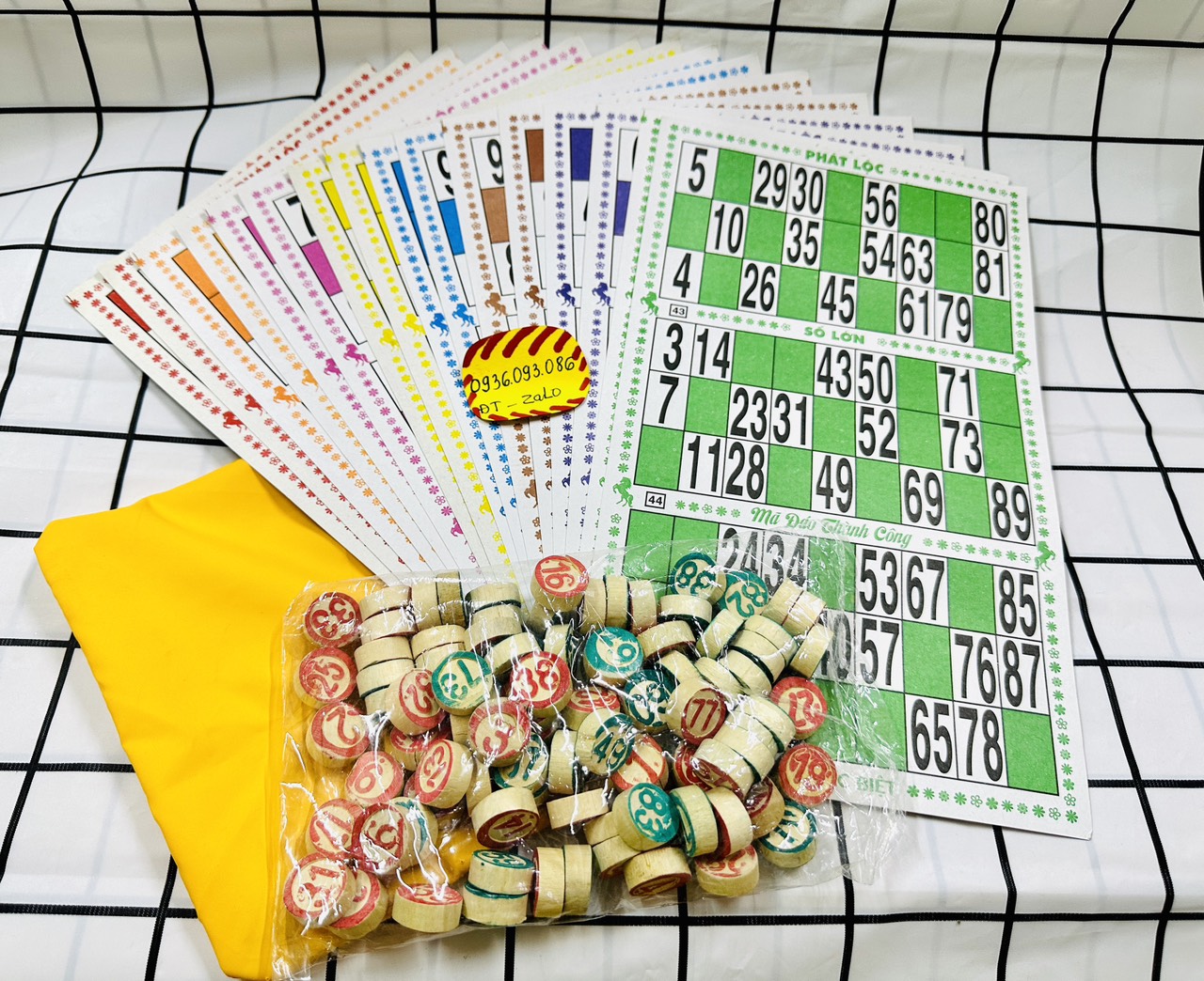 Bộ Đồ Chơi Lô Tô Bằng Giấy 16 Tờ Kèm 90 Số Bingo Bằng Gỗ Và Túi Vải, Cờ Lô Tô Giải Trí Giá Rẻ