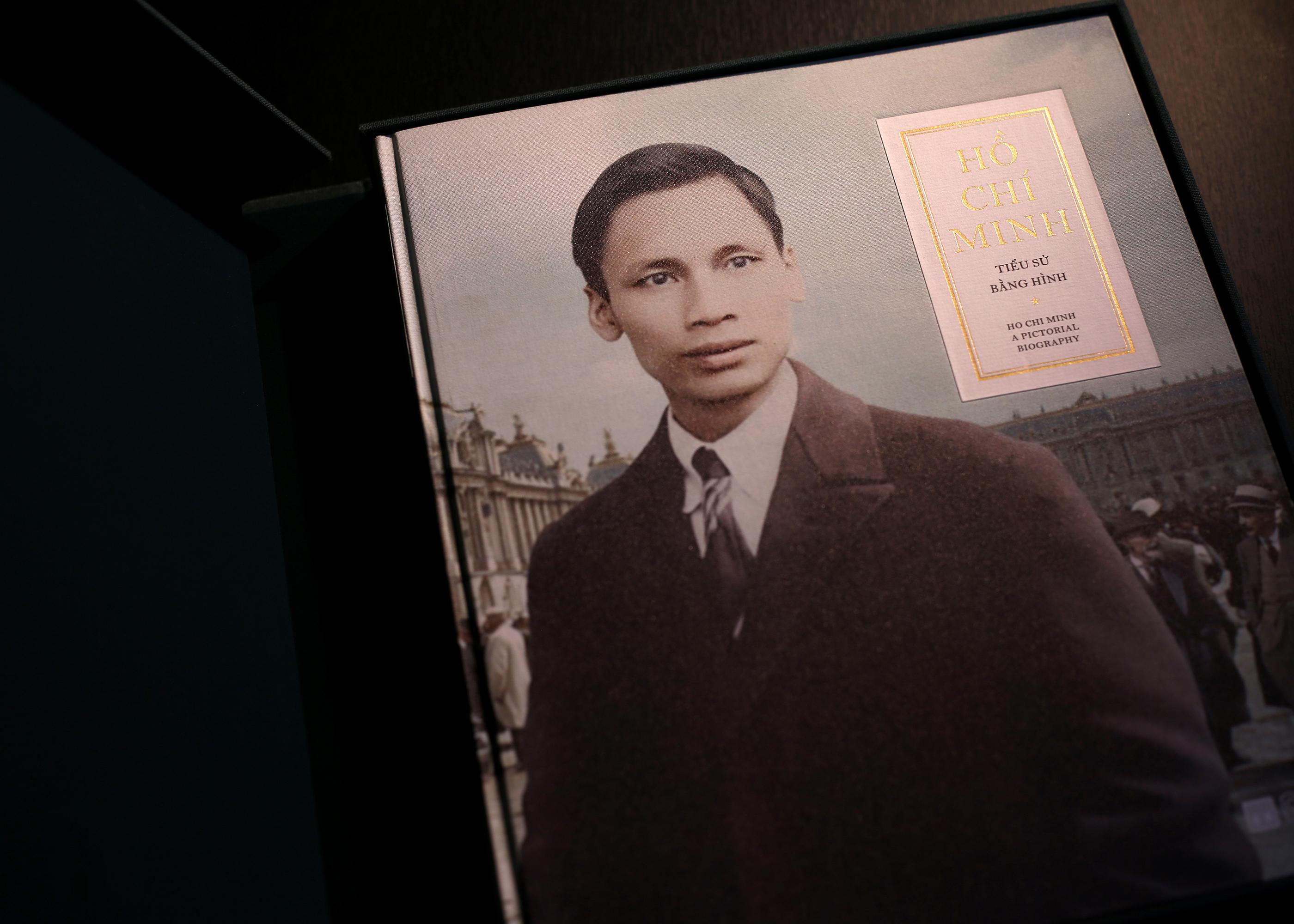 Sách - Hồ Chí Minh - Tiểu Sử Bằng Hình - Ấn Bản Giới Hạn - Bìa Vải