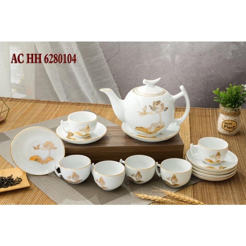 Bộ ấm trà men trắng ngà, họa tiết vẽ vàng. Gốm sứ Bát Tràng.