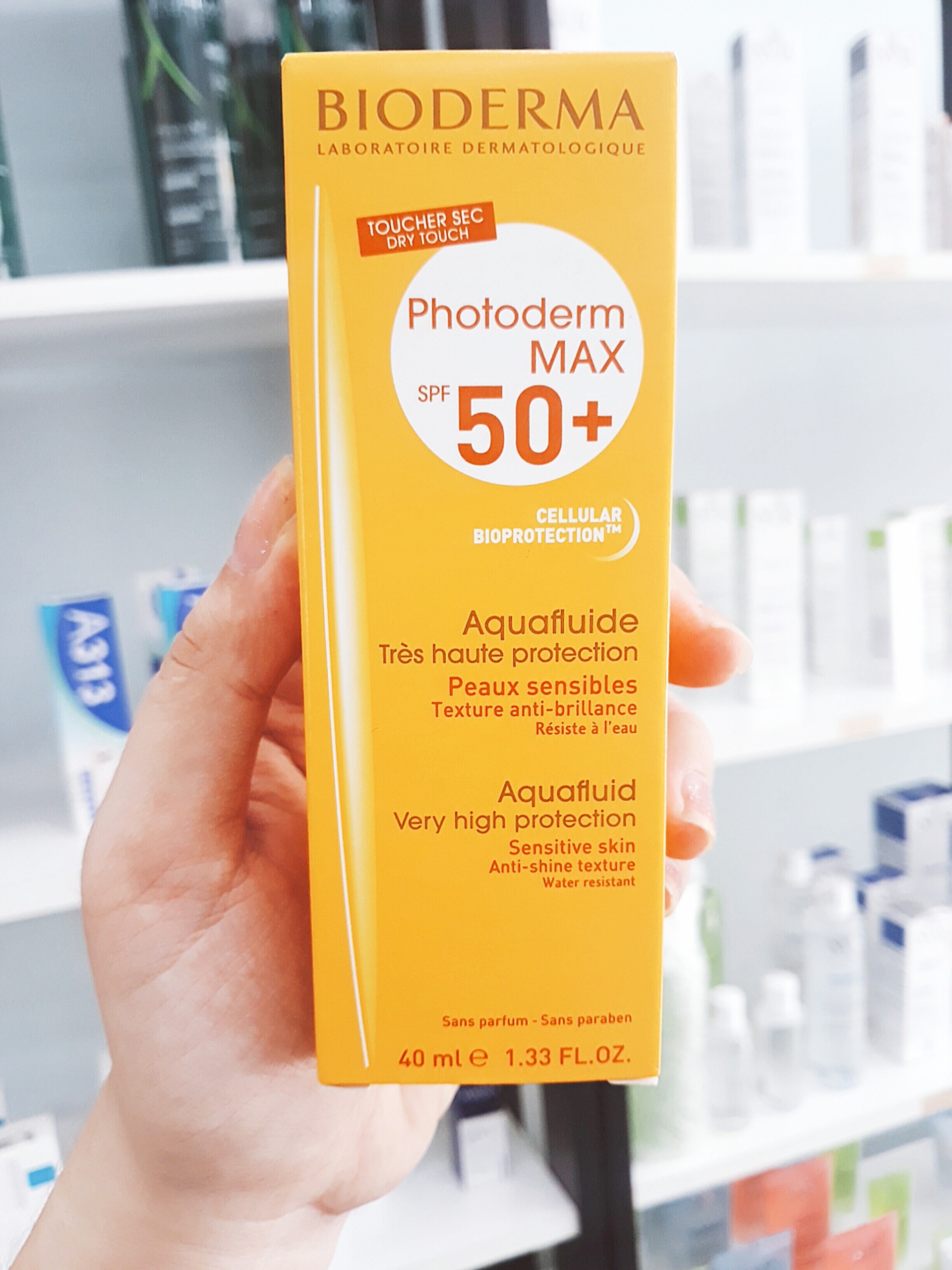 Kem Chống Nắng Bioderma Photoderm MAX Aquafluide SPF 50+ Giảm Bóng Nhờn Dành Cho Mọi Loại Da Đặc Biệt Là Da Dầu, Nhạy Cảm (Không Màu) 40ml + Tặng Kèm 1 Móc Khóa Hình Tour Eiffel Viền Đỏ