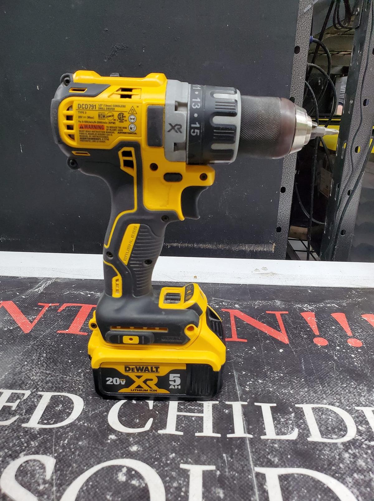 MÁY KHOAN PIN CẦM TAY 18V DEWALT DCD791M2-B1- HÀNG CHÍNH HÃNG