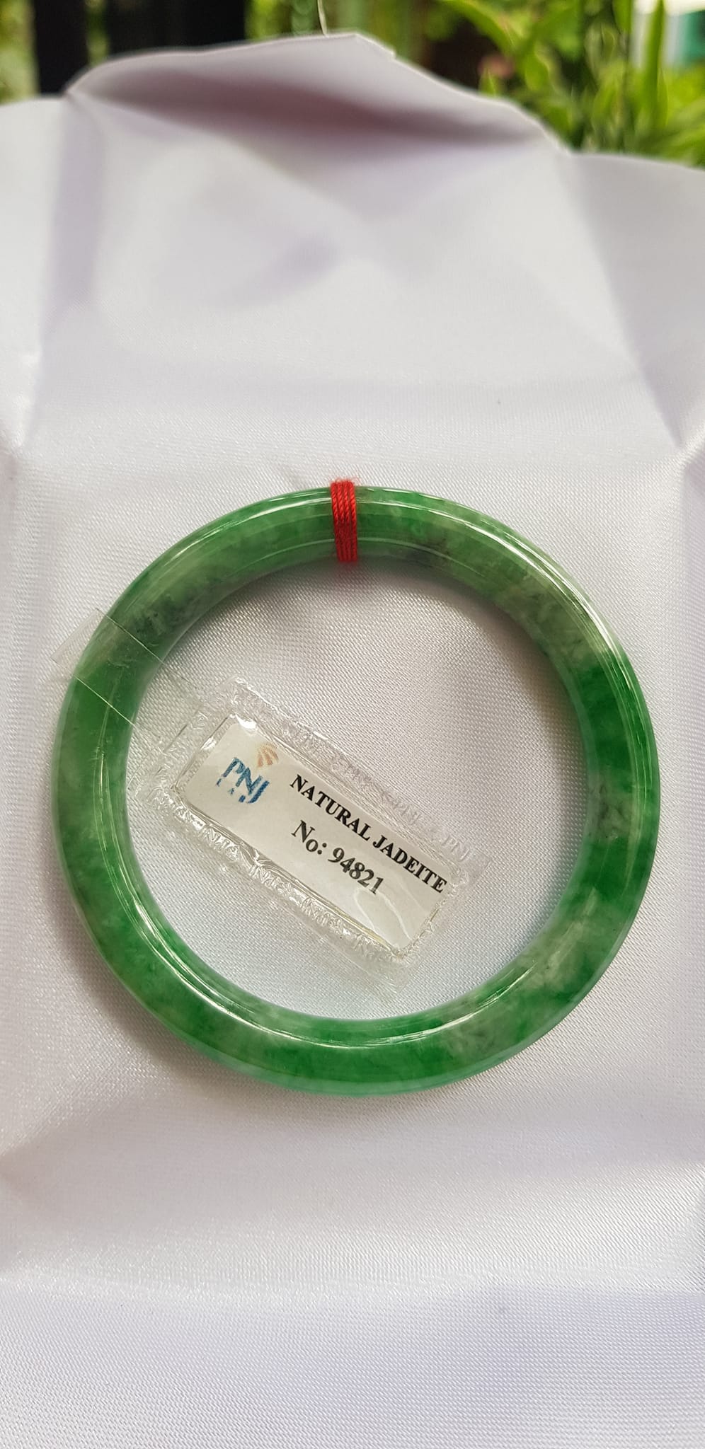 Vòng Cẩm Thạch tự nhiên Đậu Lý 48mm x cọng 7,2mm vòng kiểm định P No 94821 Màu Xanh lý tươi đậu bông trắng xíu vân phớt xám nhẹ rất xinh nữ tay nhỏ 35kg - 48kg đeo ạ