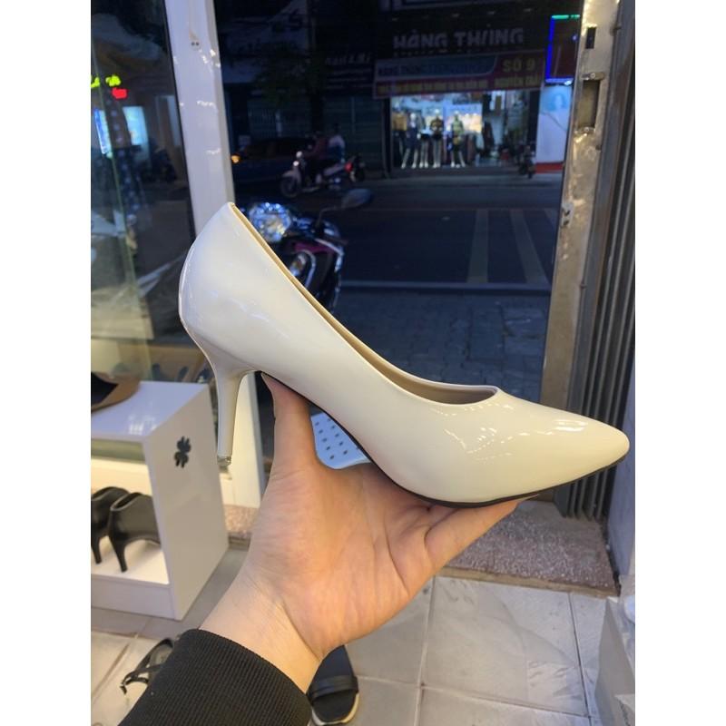 Giày nữ bít mũi màu trắng
