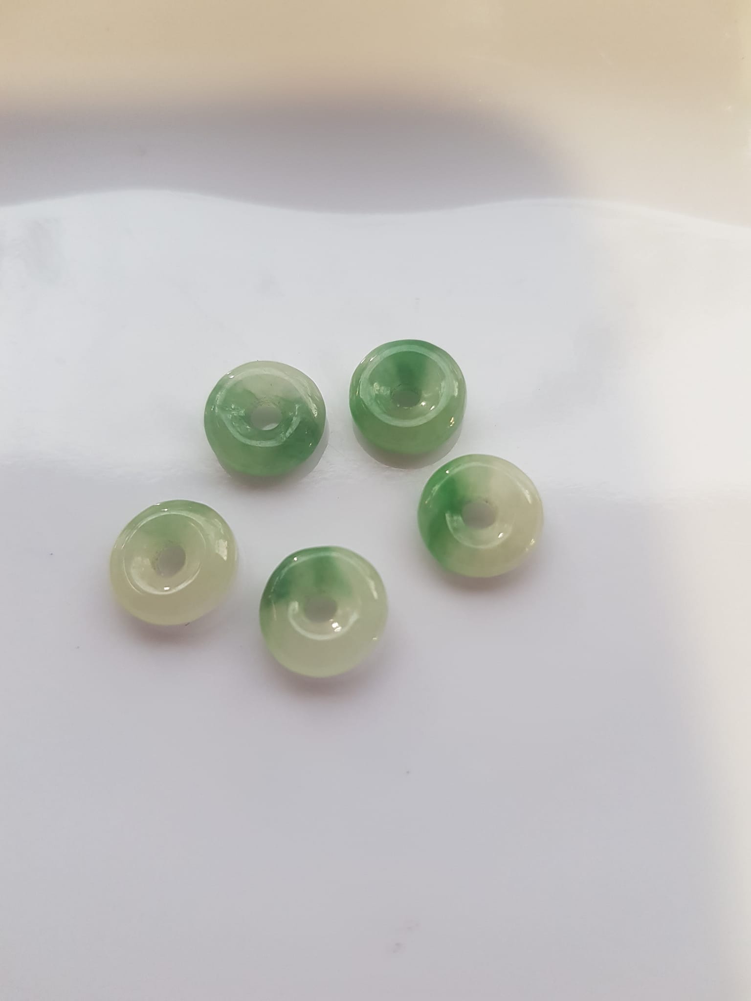 Bộ Trang sức Charm Vòng Tay gồm 5 đồng tiền may mắn tài lộc  Chất liệu đá cẩm thạch xanh Ngọc trắng tự nhiên bóng đẹp  Size hạt đk 9mm x đk cao 3mm x lỗ giữa đồng tiền 2mm nữ phối vòng tay và làm mặt dây chuyền đeo đẹp ạ