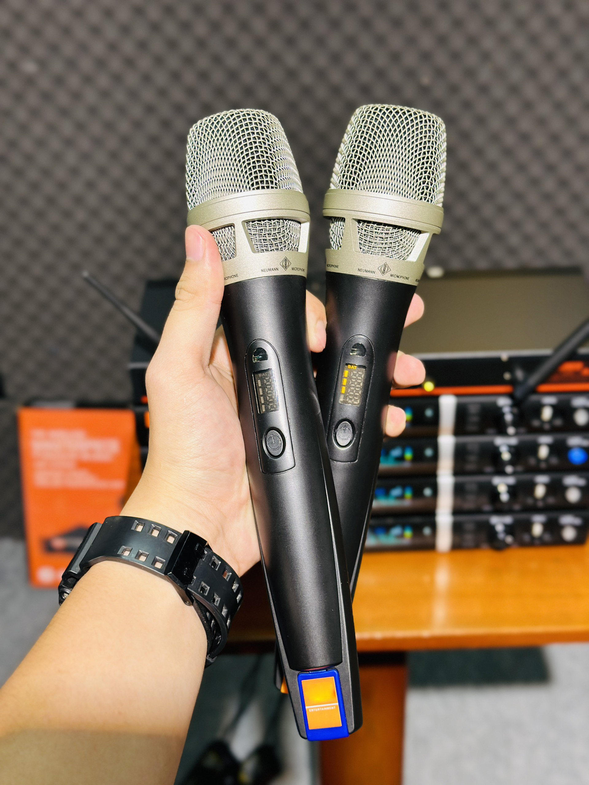 Micro Đầu Thu Lớn MT C11 Pro - Micro Không Dây Karaoke Cao Cấp, Hút Âm Tốt, Bắt Sóng Xa Ổn Định, Chuyên Dùng Mixer, Loa Kéo, Amply, Bảo Hành 12 Tháng, Hàng Nhập Khẩu