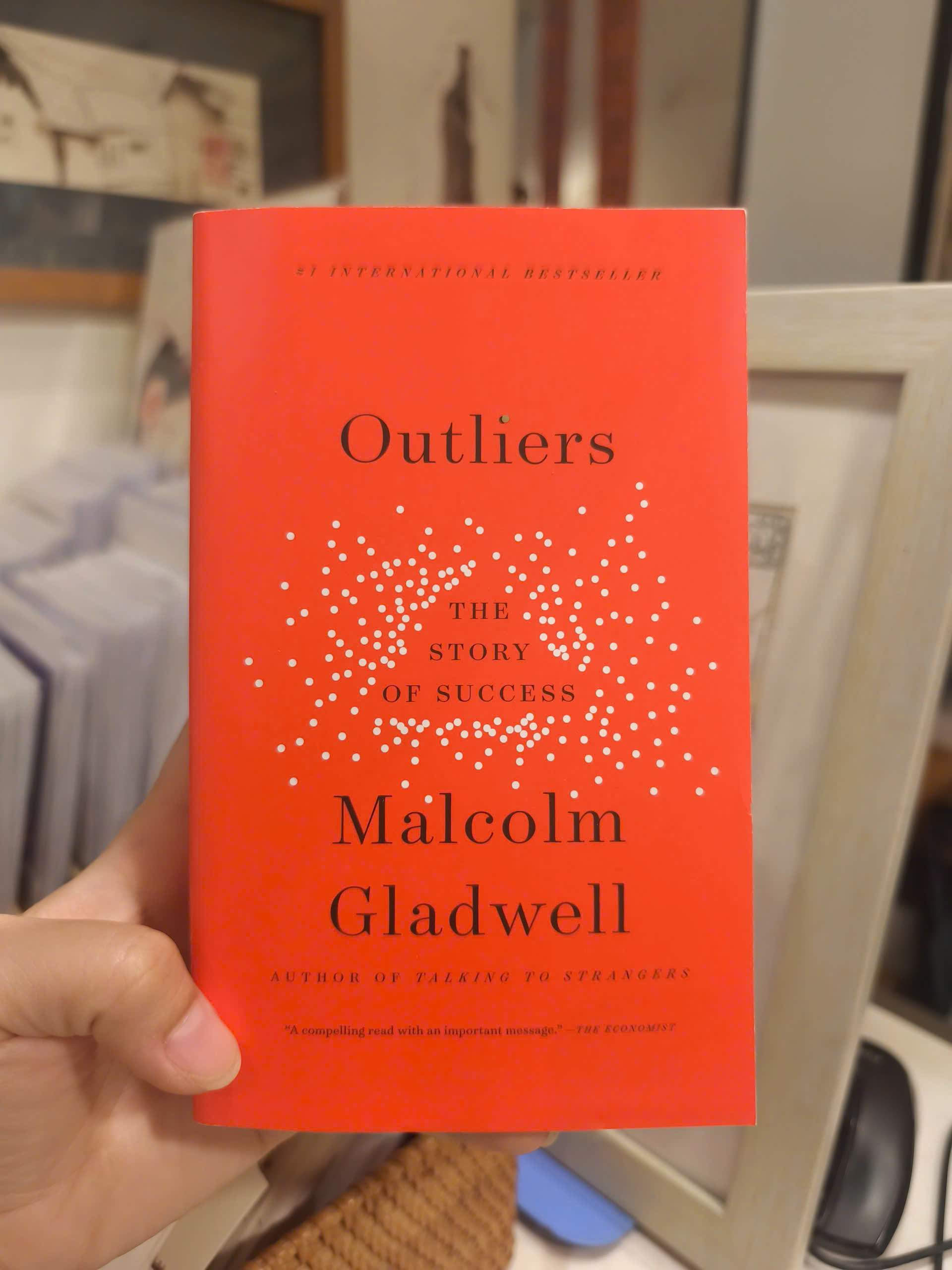 Sách - Outliers: The Story of Success by Malcolm Gladwell - Malcolm Gladwell, bestselling author