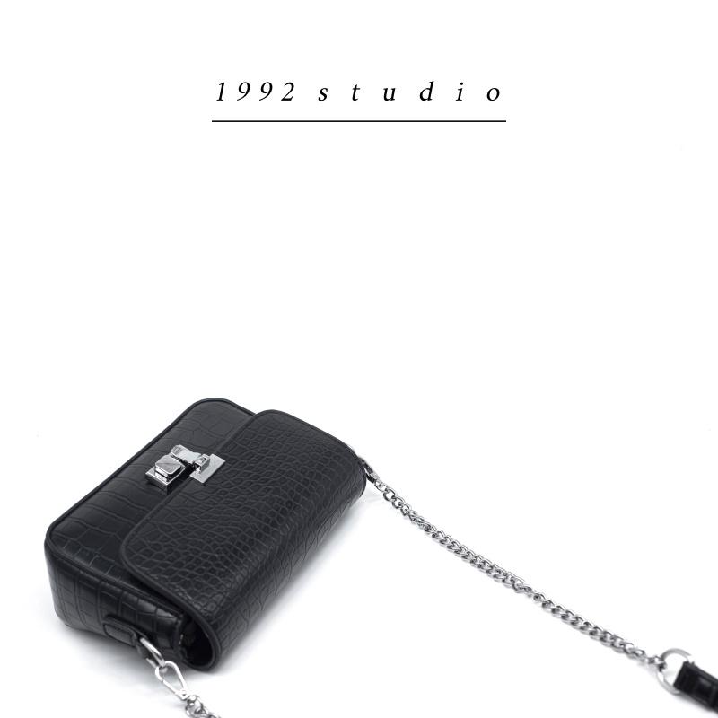Túi xách nữ/ 1992 s t u d i o/ PETTY BAG/ màu đen da vân