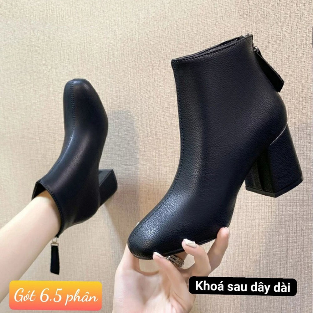 Boots Da Gân Trước Gót Vuông 7p Khoá Sau Cách Điệu Kèm Tất Gấu