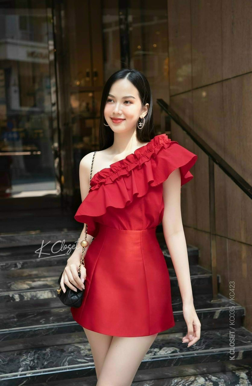 Set áo lệch vai có mút ngực và chân váy ngắn