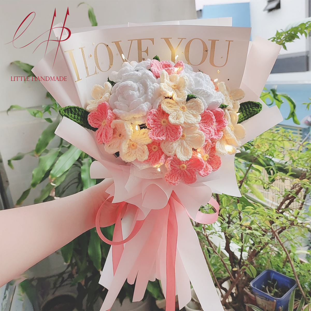 Quà tặng bó hoa 4 bông hồng và 18 hoa lưu ly bằng len handmade