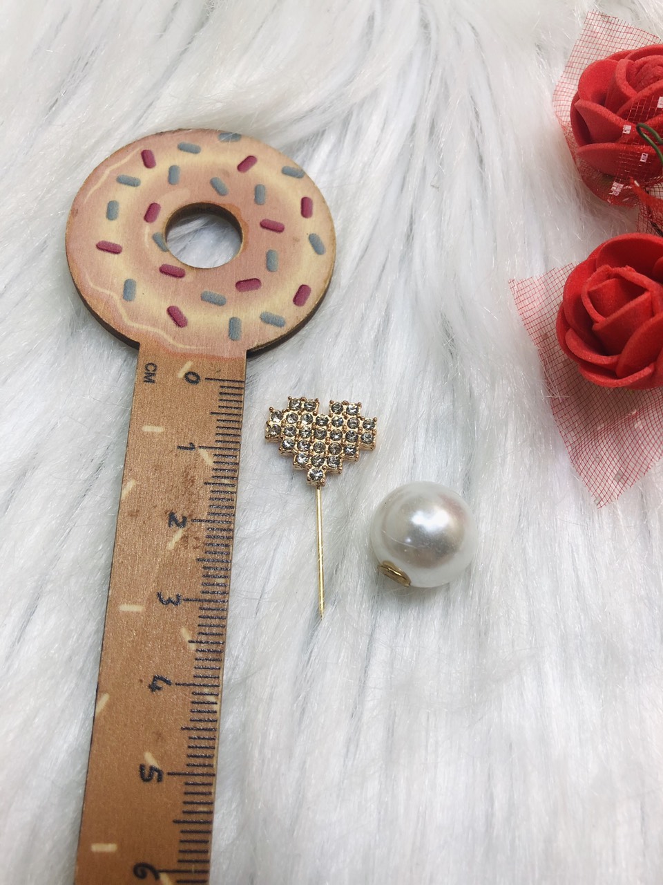 Trâm cài áo đính đá trắng hình TRÁI TIM. KT 1x3cm