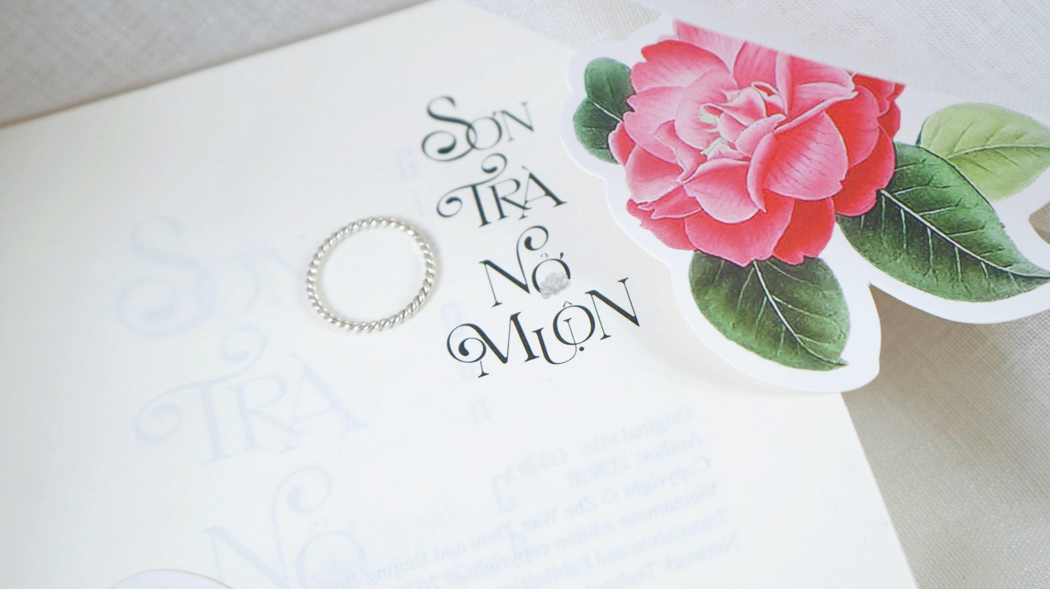 Sơn Trà Nở Muộn - Tặng Kèm 1 Bookmark Hoa Sơn Trà + 1 Bookmark Chiếc Bật Lửa + 1 Postcard