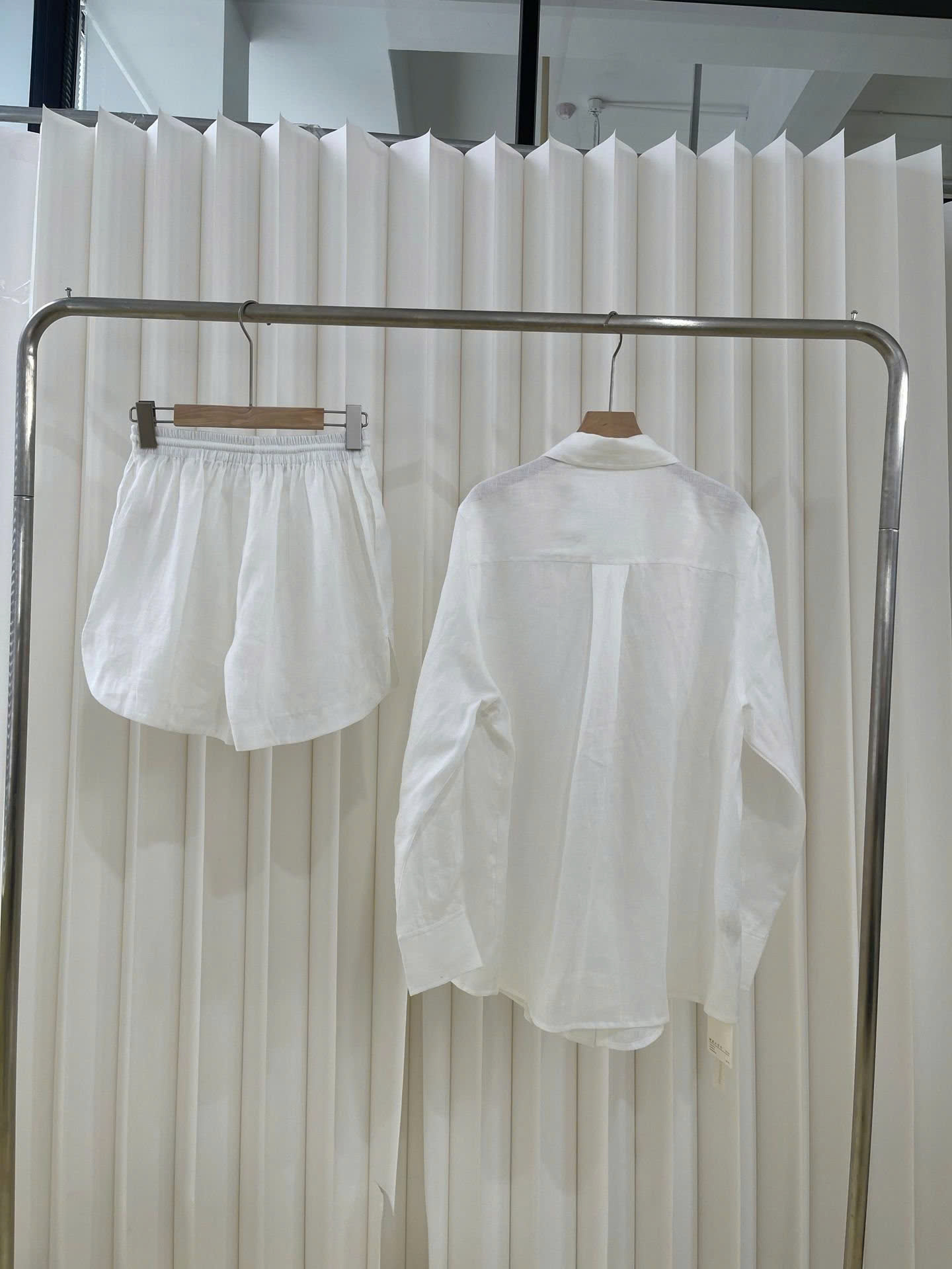 Bộ 2 món: 1 áo sơ mi dài tay và 1 quần short dành cho nữ, trẻ trung, năng động, hot trend