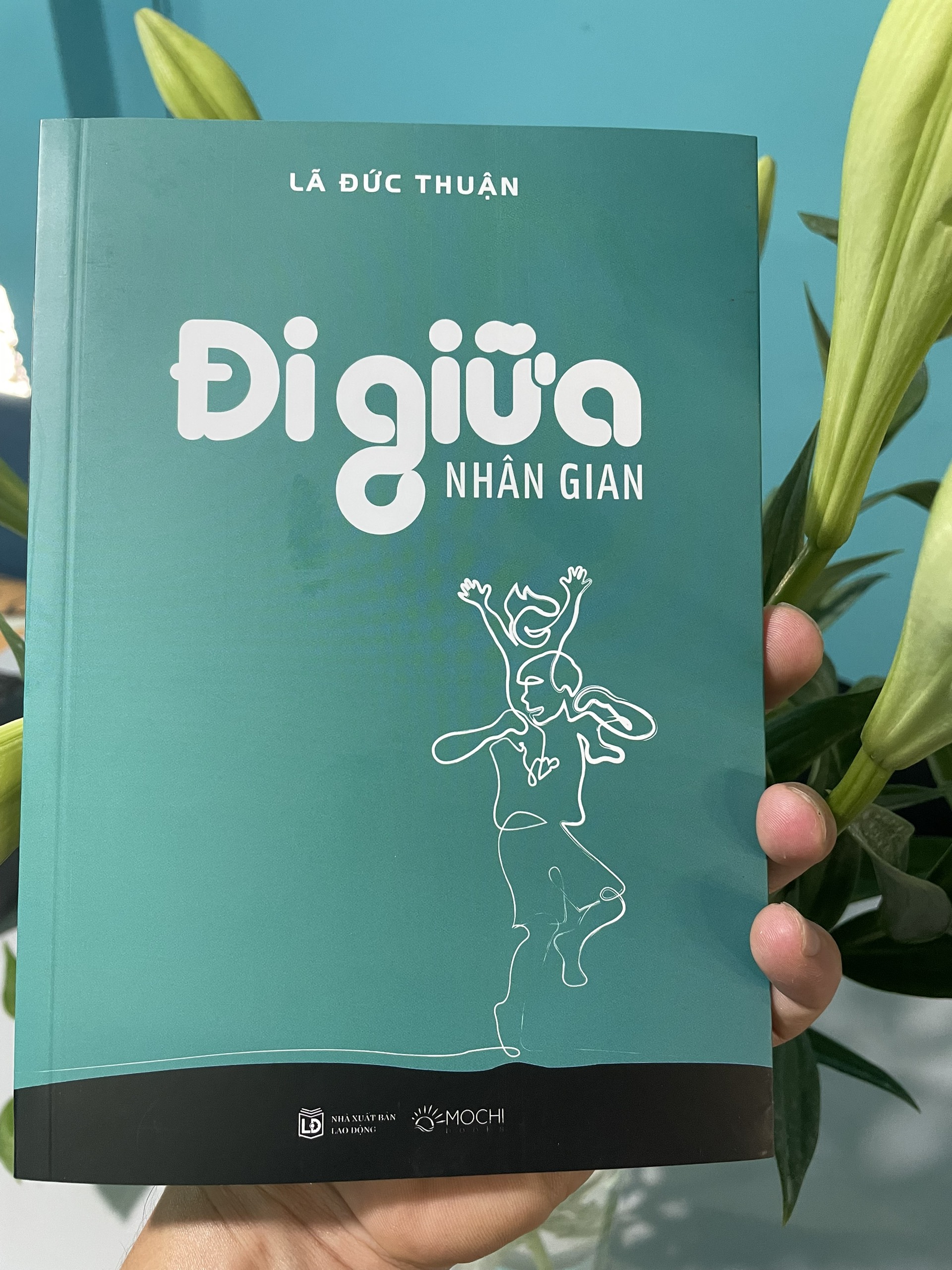 Đi giữa nhân gian