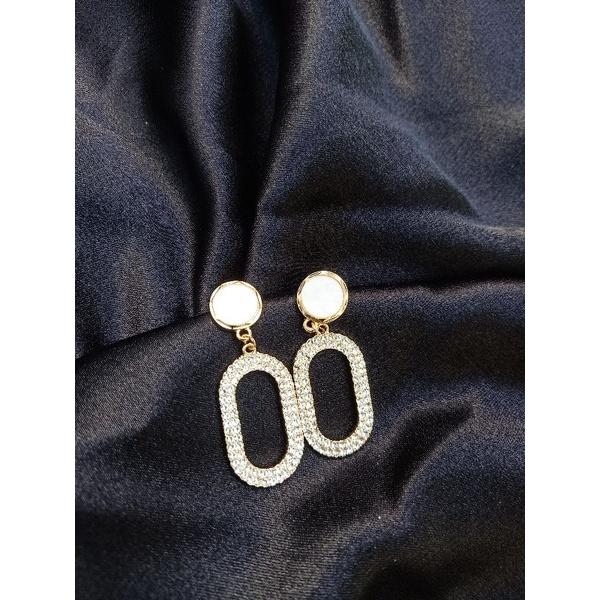 KHUYÊN TAI NỮ GIAO MẪU NGẪU NHIÊN