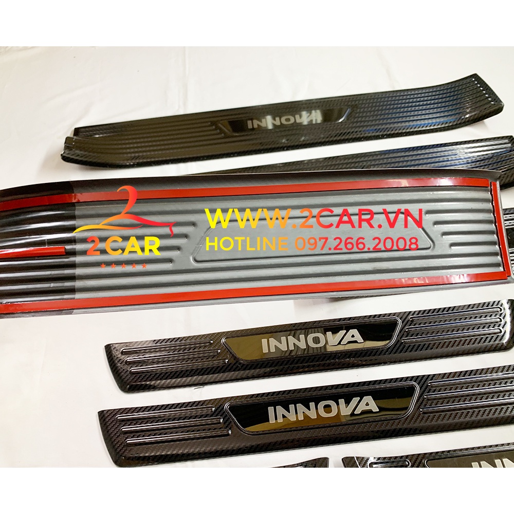 Ốp bậc cửa, nẹp bước chân trong, ngoài xe Toyota Innova đời 2017- 2022 vân cacbon cao cấp