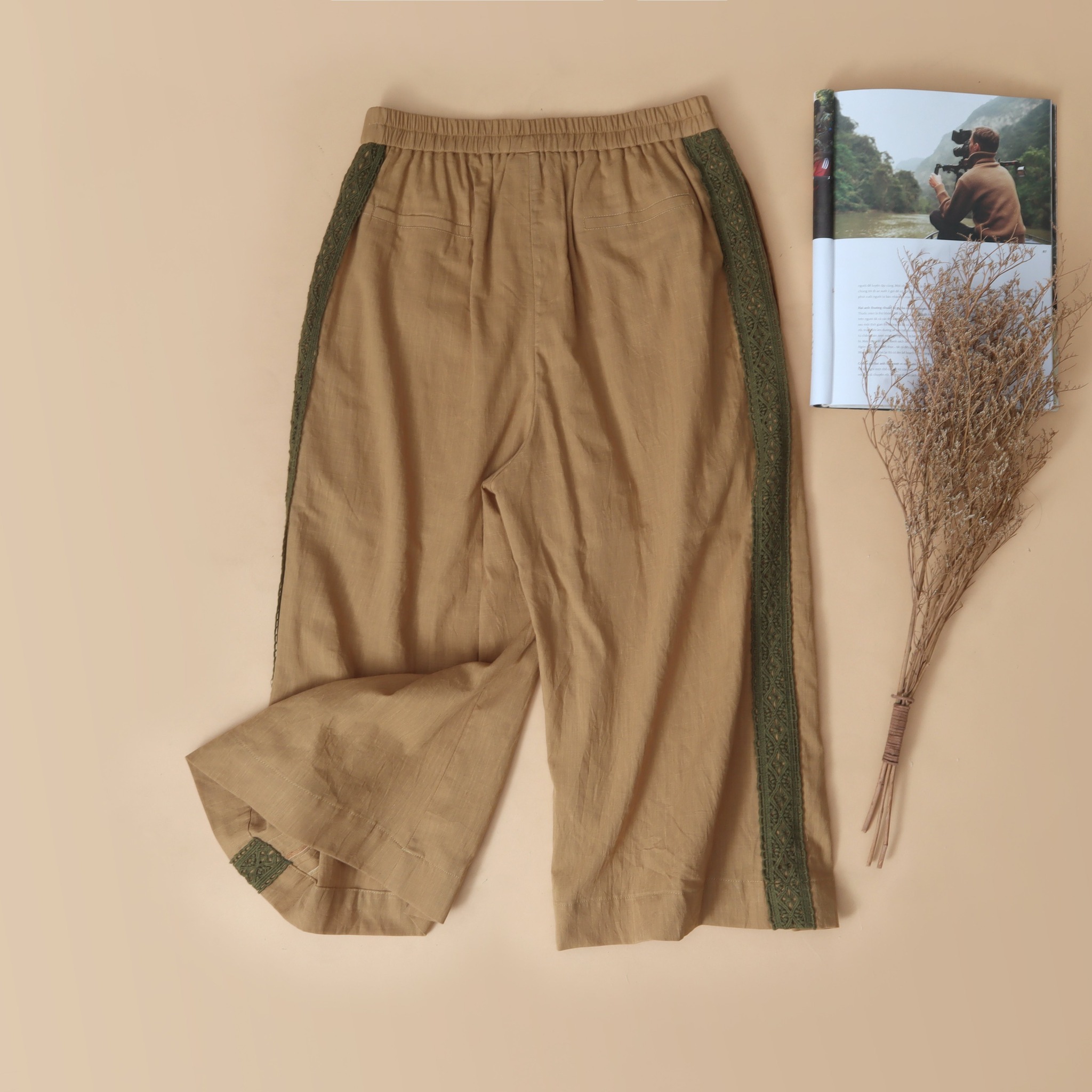 Quần suông lửng Linen phối ren sườn KACHISA màu vàng đất