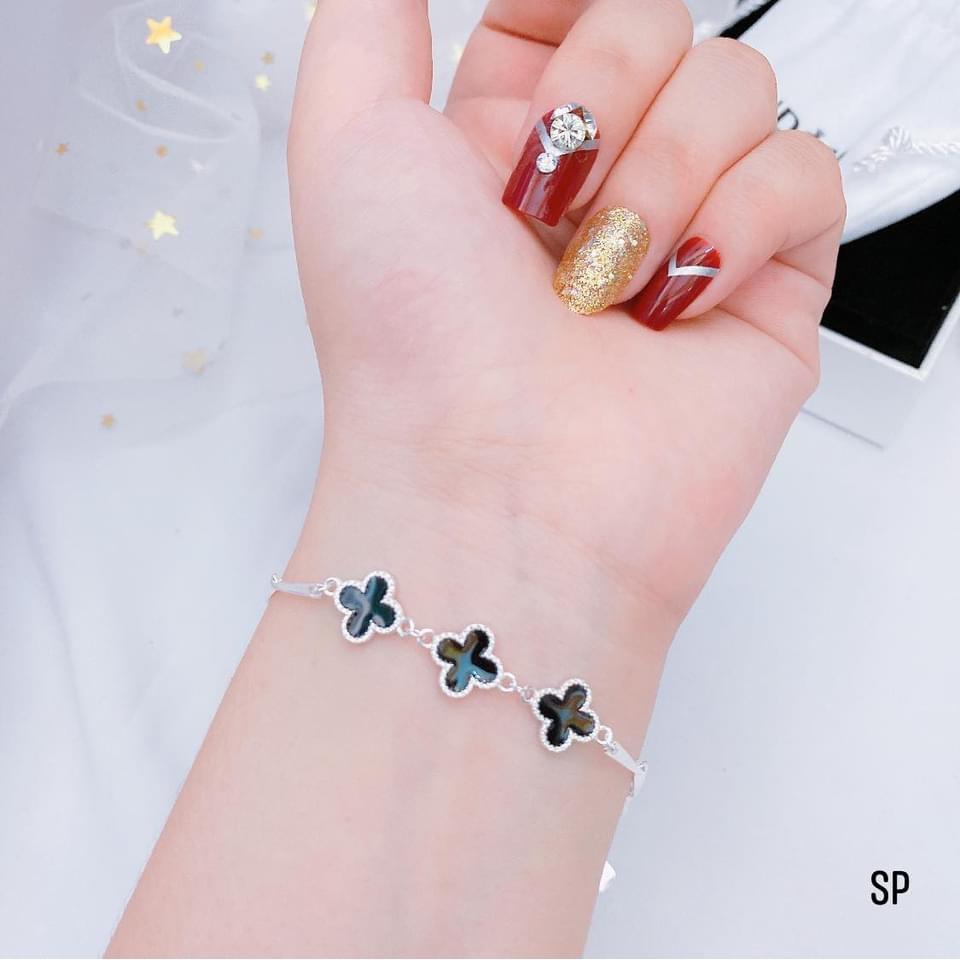 Lắc tay nữ SIÊU HOT vòng tay bạc nữ cỏ 4 lá sơn đen mặt thiết kê đọc lạ, mới nhất năm nay