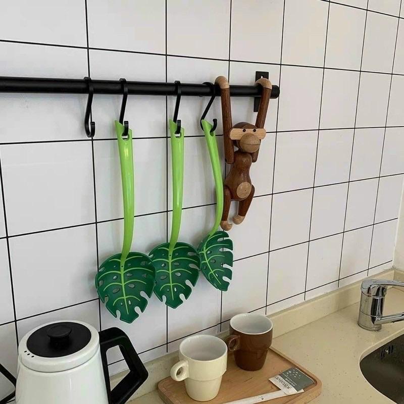 Muôi muỗng múc canh hình chiếc lá - Muỗng vớt mì cán dài tiện lợi - Vá múc canh ăn lẩu có lỗ lọc thức ăn 2in1