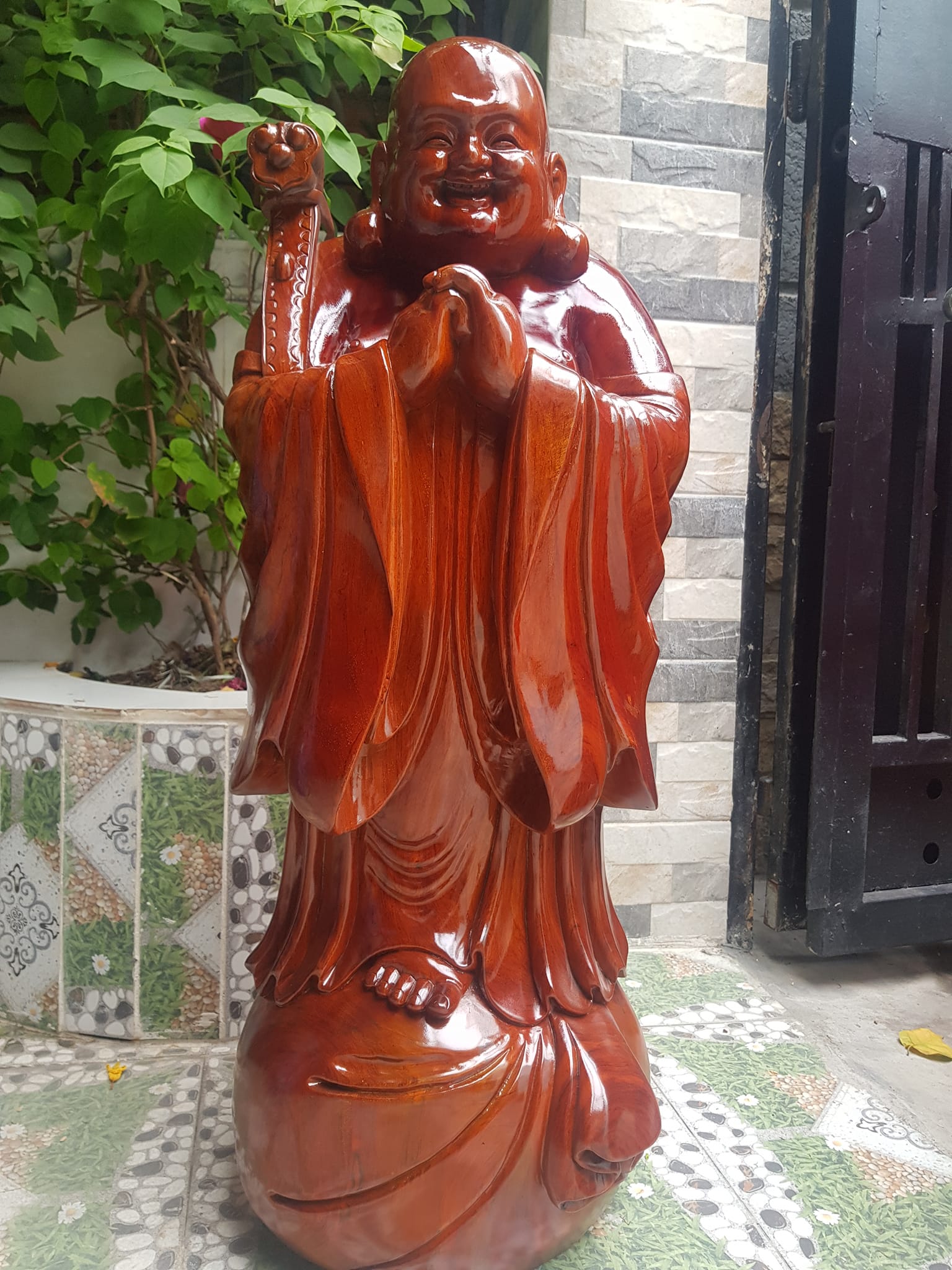 Tượng DI LẶC CHÚC PHÚC CƯỜI TƯƠI ĐỨNG TRÊN BAO TIỀN TO TAY CẦM GẬY NHƯ Ý DÃY TIỀN TO ĐẸP 80CM Chất liệu GỖ HƯƠNG LIỀN CAO 80CM X NGANG 30CM X SÂU 20CM CHÚC MAY MẮN TỐT ĐẸP ĐẾN VỚI GIA CHỦ Ạ