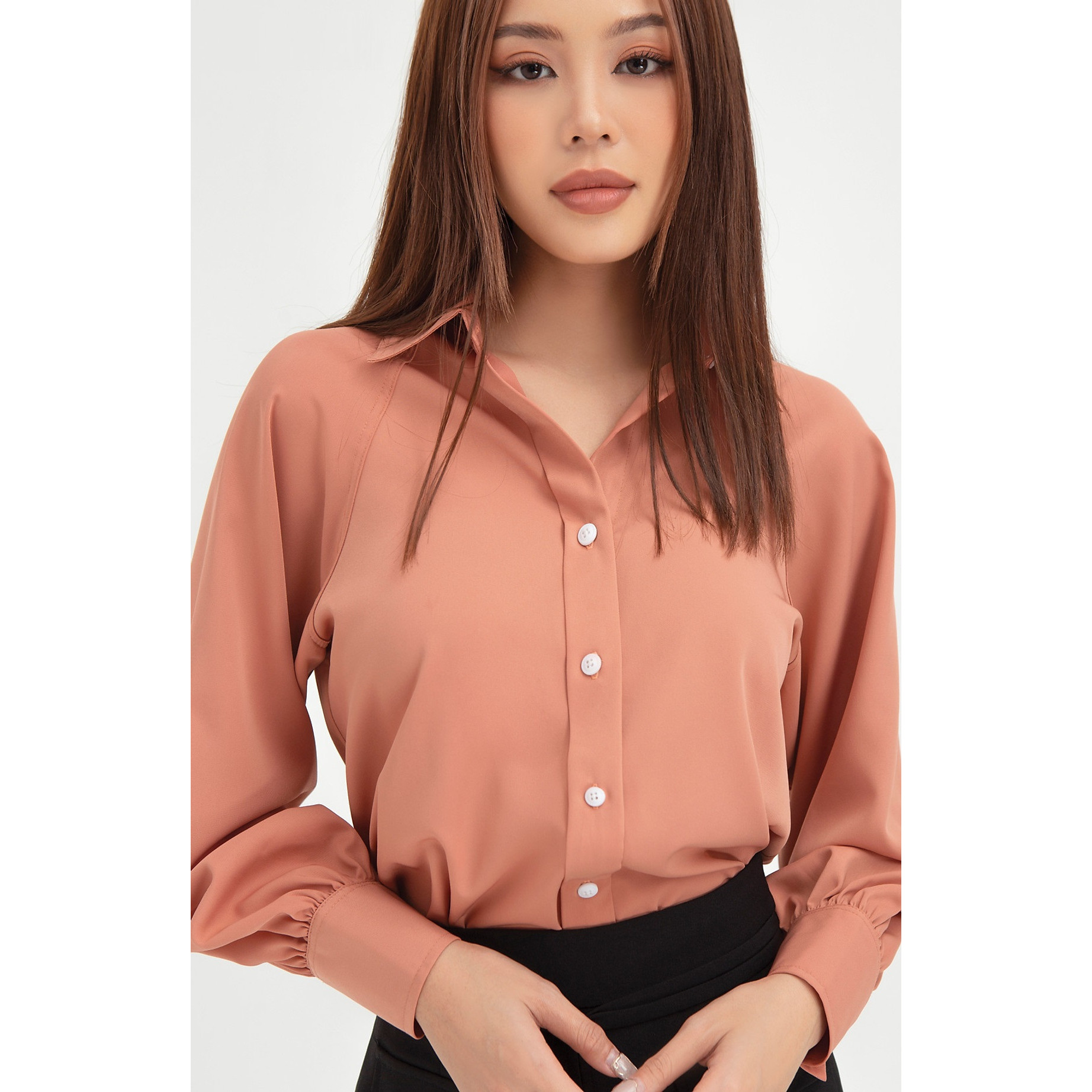 Áo sơ mi nữ hồng cổ đức tay bồng đính cúc đơn giản, sang trọng.