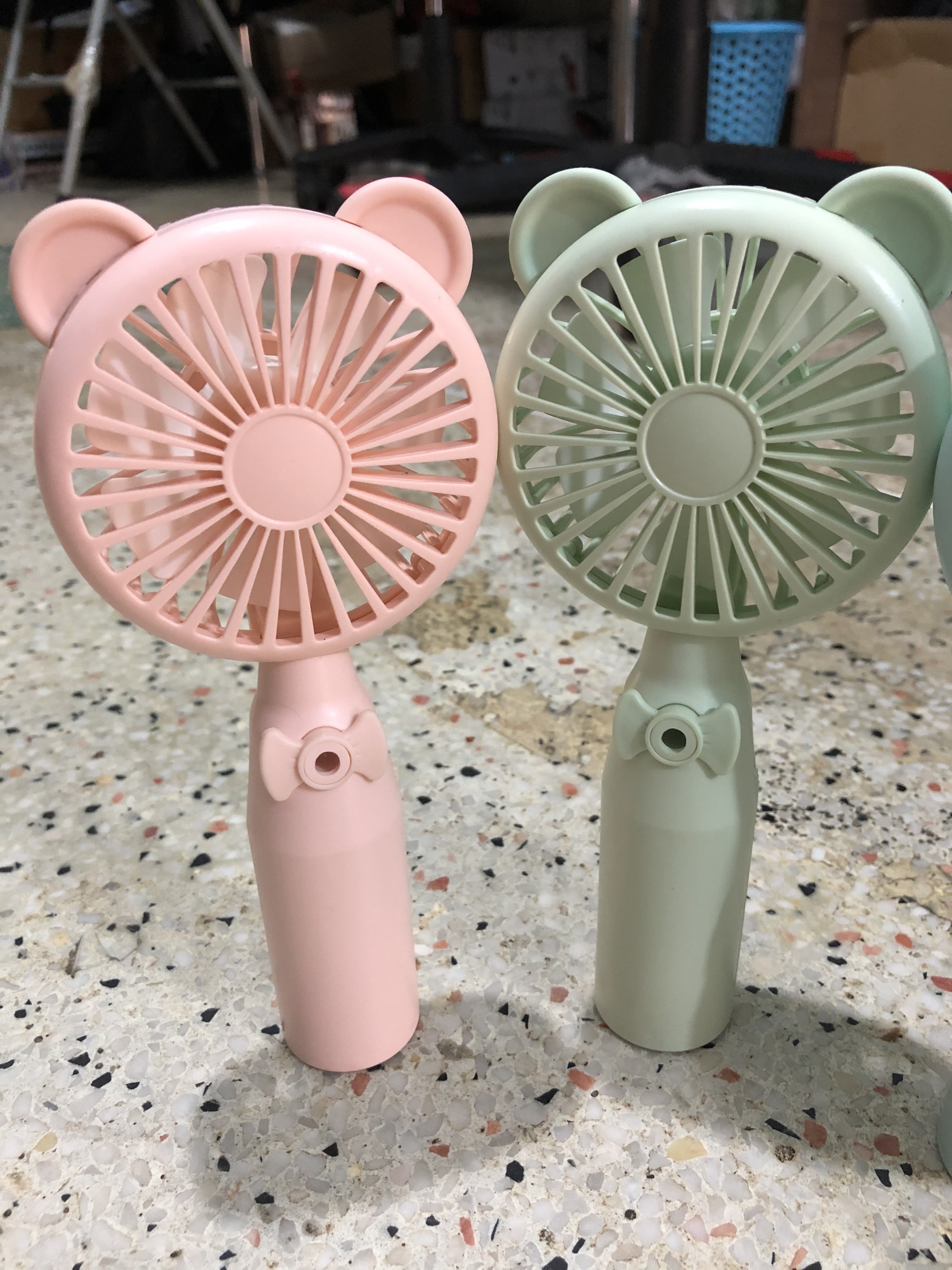 Quạt cầm tay mini HN kèm bình nước phun sương mẫu mới 2020