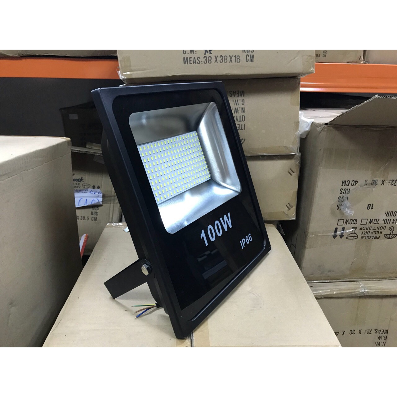 Đèn pha led 100w chip SMD chiếu ngoài trời