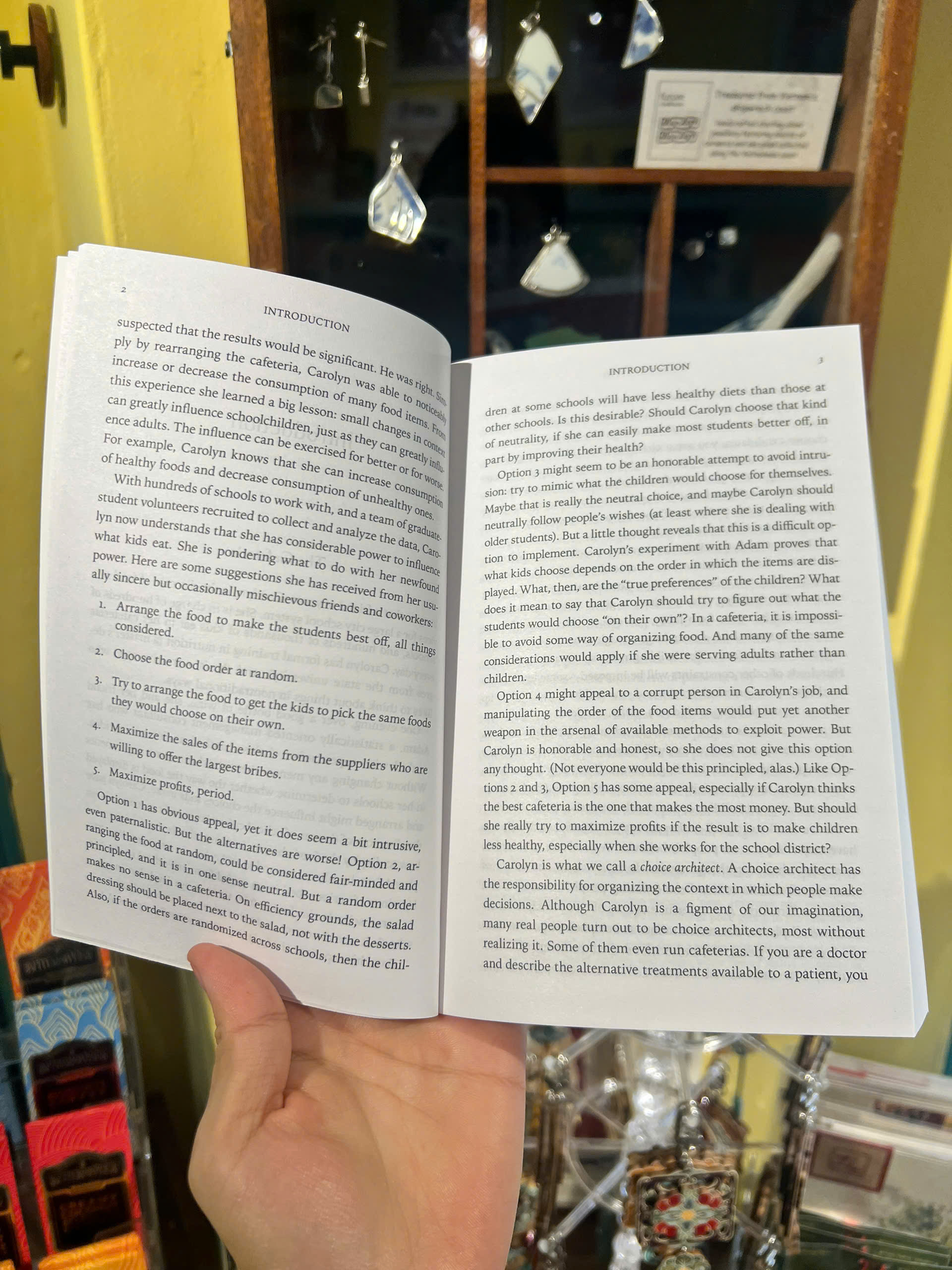 Sách - Nudge: Improving Decisions by Richard H. Thaler | Psychology / Economics /Ngoại văn Nhập khẩu