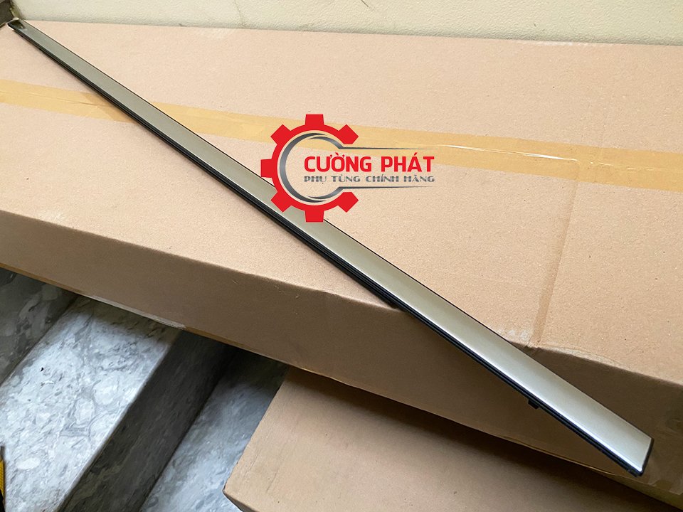 Nẹp chân kính cửa trước Mitsubishi Xpander, Xpander Cross mã bên lái 5727A473