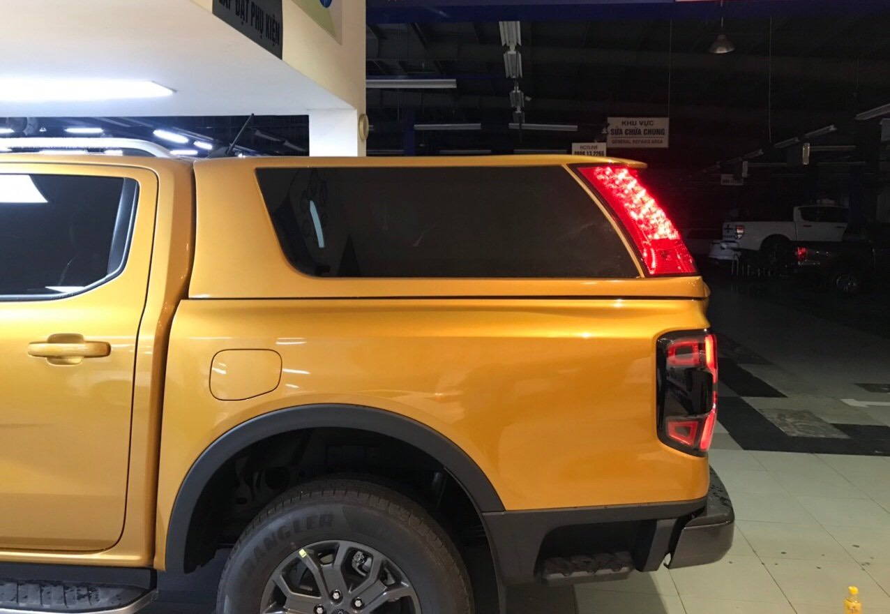 NẮP THÙNG CAO XE FORD RANGER 2023 LOẠI CÓ ĐÈN được sản xuất bởi công ty cổ phần Plastic Thái Lan