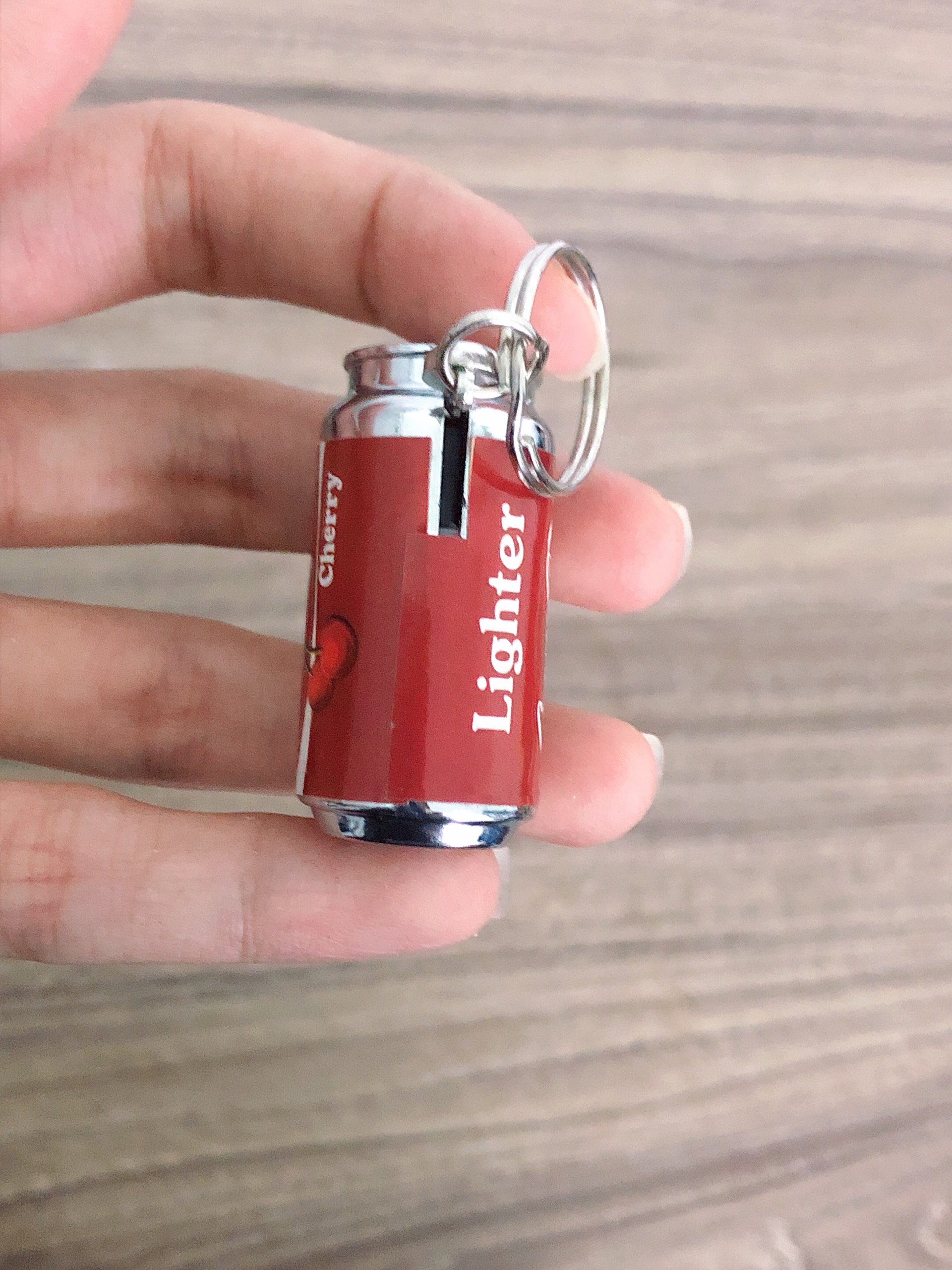 Hột quẹt bật lửa móc khóa hình lon nước Cocacola mini dễ thương