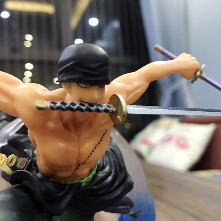 Mô Hình One Piece Zoro Tam Kiếm. Đồ Chơi Mô Hình. Sản phẩm đồ chơi cao cấp bày Taplo ô tô, tủ sách. Decor trang trí phòng khách, bàn làm việc…Làm quà tặng cho trẻ em cũng cực kỳ dễ thương.